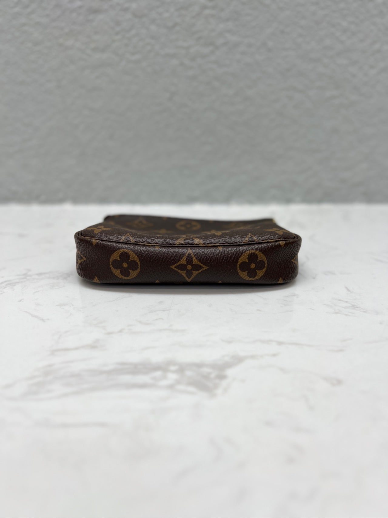 Louis Vuitton - Mini Pochette Accessoires - Monogram coated canvas with natural cowhide leather trim - Brown - (mini)