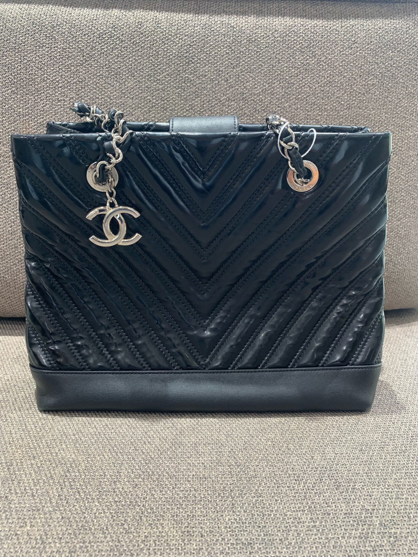 Chanel - Chevron Quilted Patent & Leather Tote Bag - Patent leather and Leather - Black with Silver-Tone Hardware - (medium)