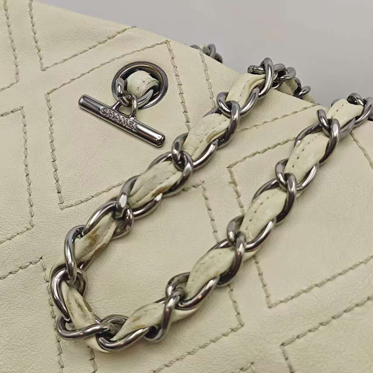 Chanel - Diamond Quilted Shoulder Bag - Leather - Beige with Silver-Tone Hardware - (Medium)