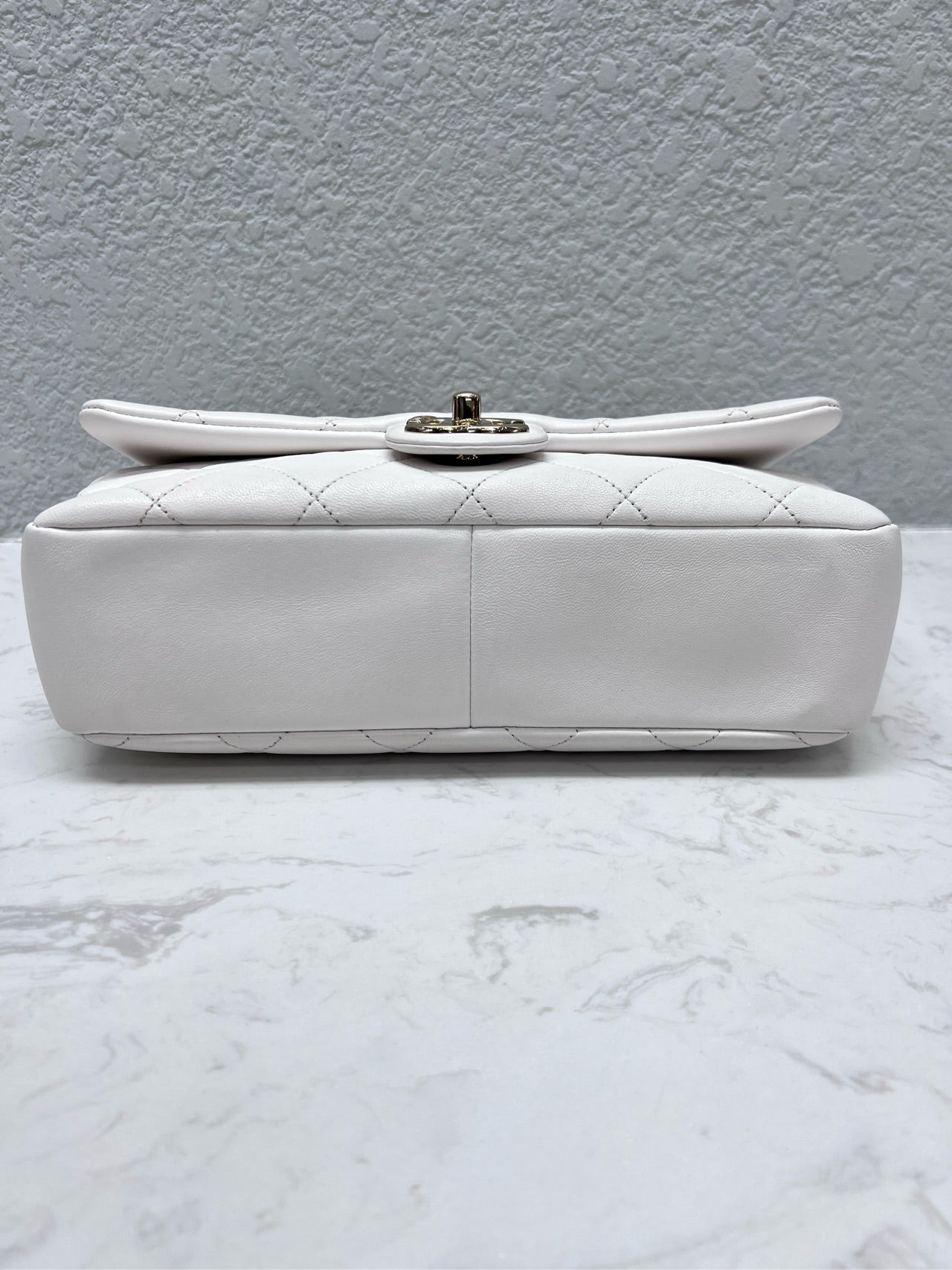 Chanel - Classic Flap with Resin Chain - Lambskin leather - White - (medium)