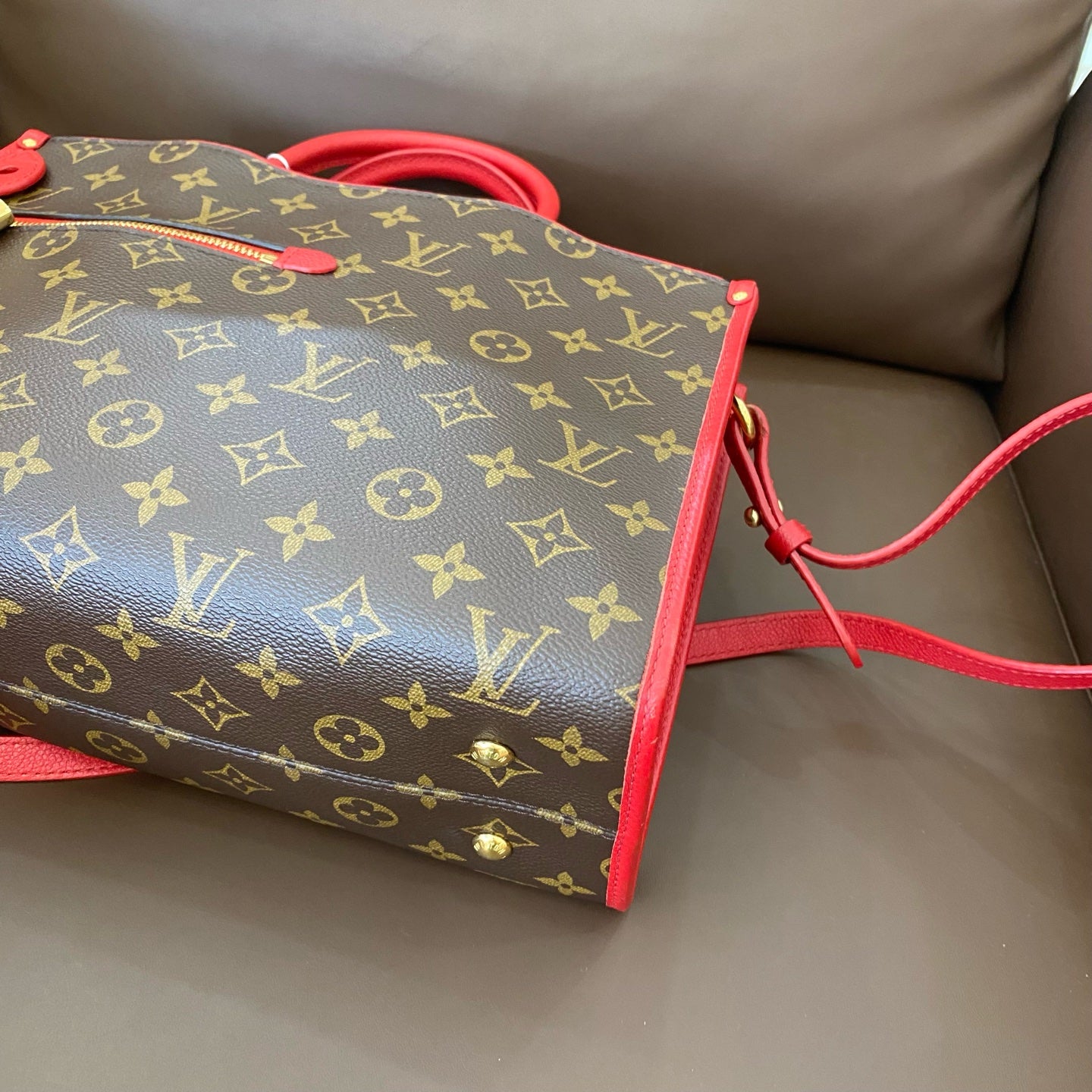 Louis Vuitton - Monogram Canvas Red Trim Top Handle Bag - Monogram coated canvas and leather - Brown and Red - (Medium)