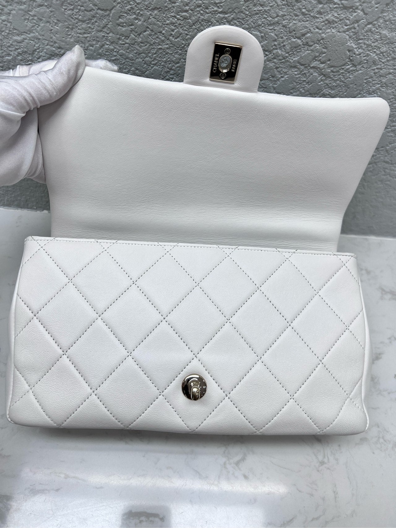 Chanel - Classic Flap with Resin Chain - Lambskin leather - White - (medium)