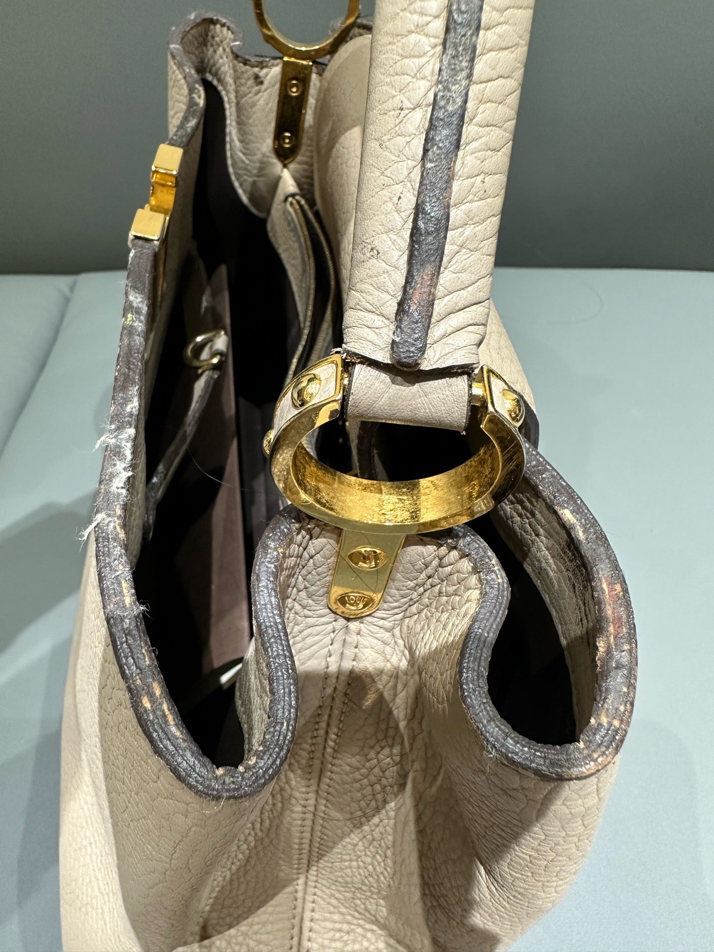 Louis Vuitton - Capucines GM - Taurillon leather - Grey with Gold-Tone Hardware - (Large)
