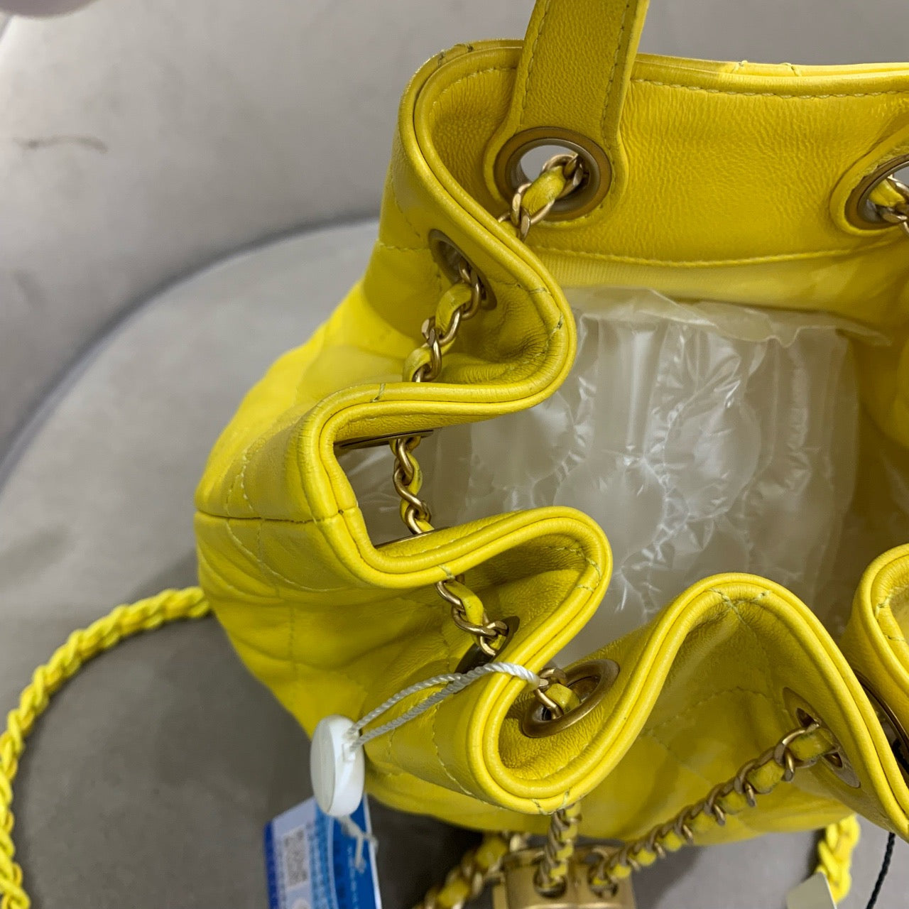 Chanel - 22S Series Mini Drawstring Bucket Backpack - Lambskin leather - Yellow - (mini)