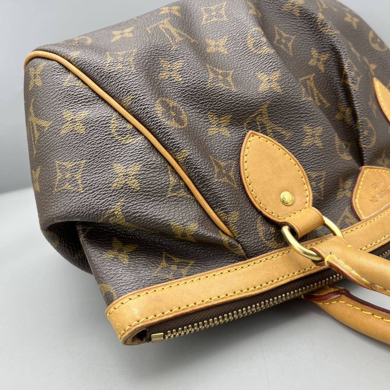 Louis Vuitton - Tivoli PM - Monogram coated canvas, Vachetta leather trim - Brown - (Medium)
