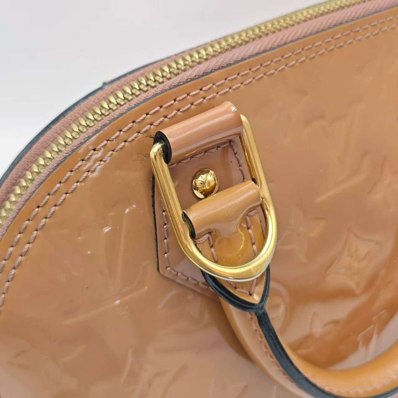 Louis Vuitton - Alma BB - Patent leather - Soft pink (Lotus Root Pink) with Gold-Tone Hardware - (mini)