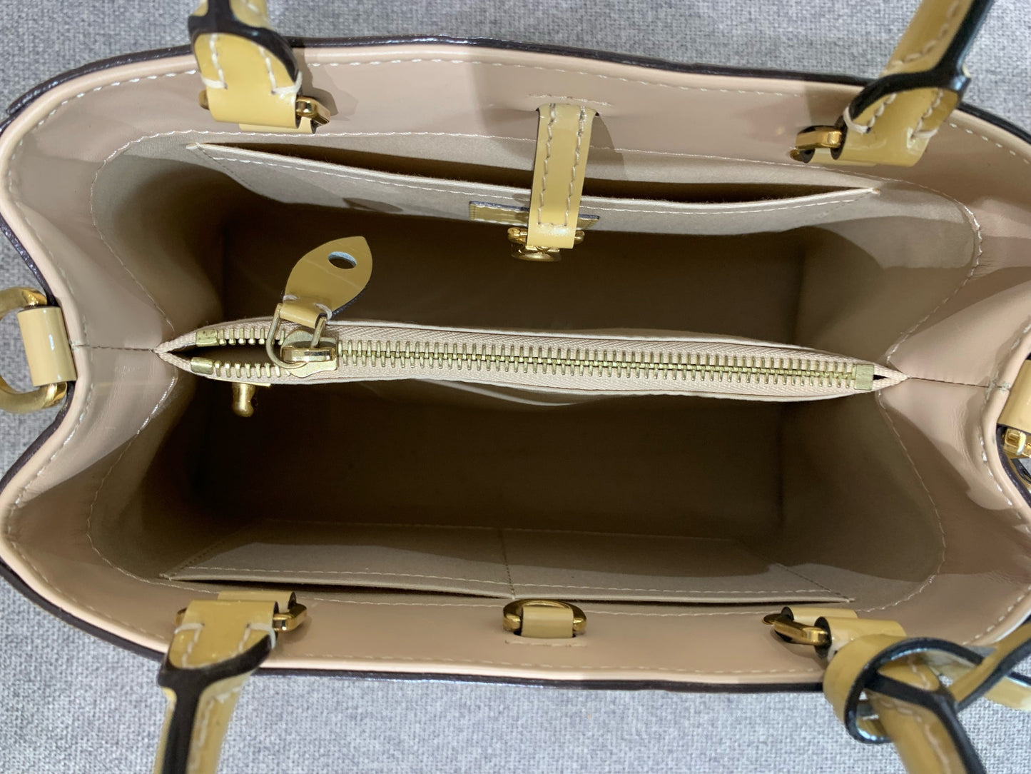Louis Vuitton - Montaigne BB - Patent leather - Beige - (mini)