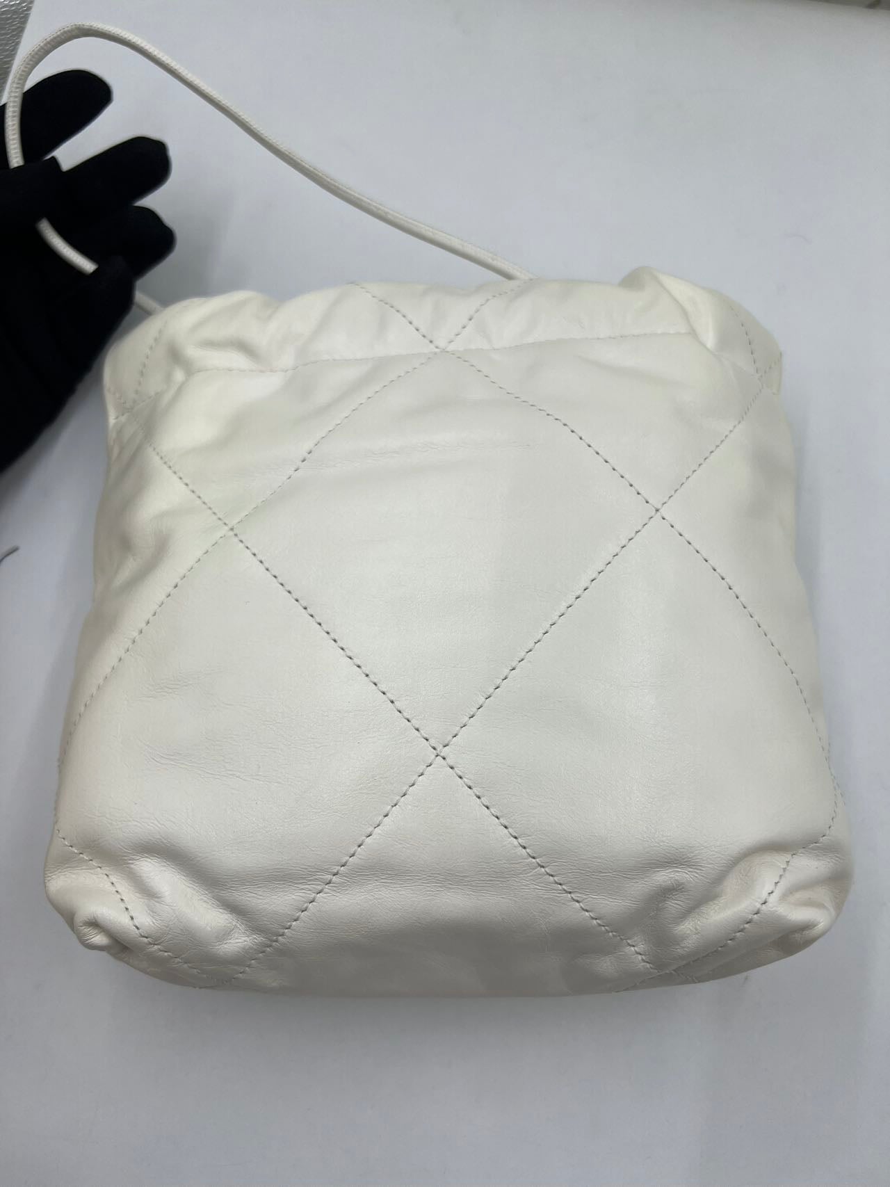 Chanel - 22 Bag Mini - Calfskin leather - White with Gold-Tone Hardware - (Mini)