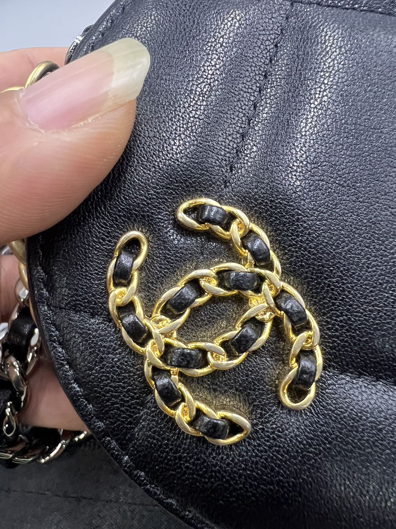 Chanel - Round Vanity Case with Chain - Grained calfskin leather - Black with Gold-Tone and Silver-Tone Hardware - (Mini)