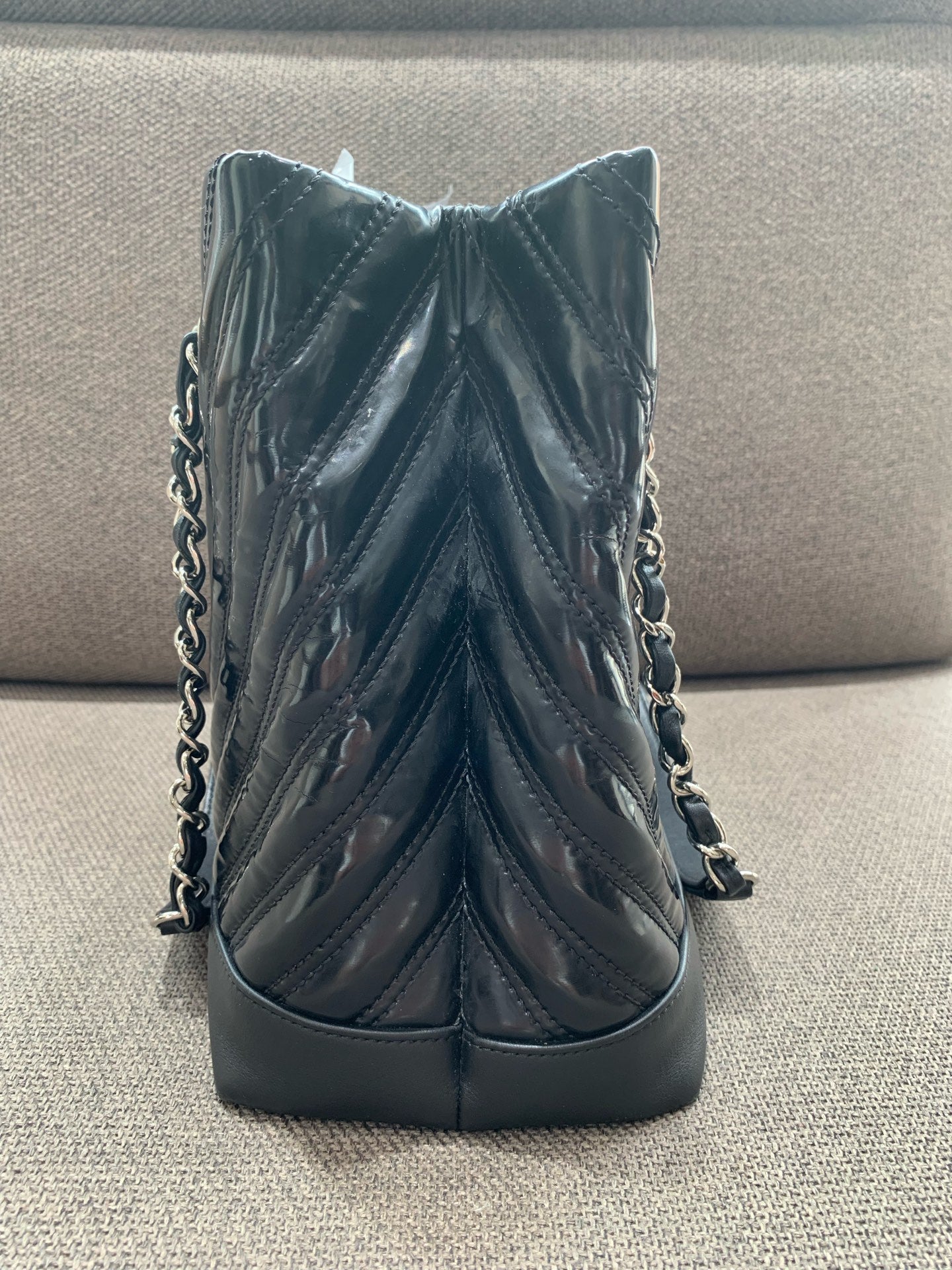 Chanel - Chevron Quilted Patent & Leather Tote Bag - Patent leather and Leather - Black with Silver-Tone Hardware - (medium)