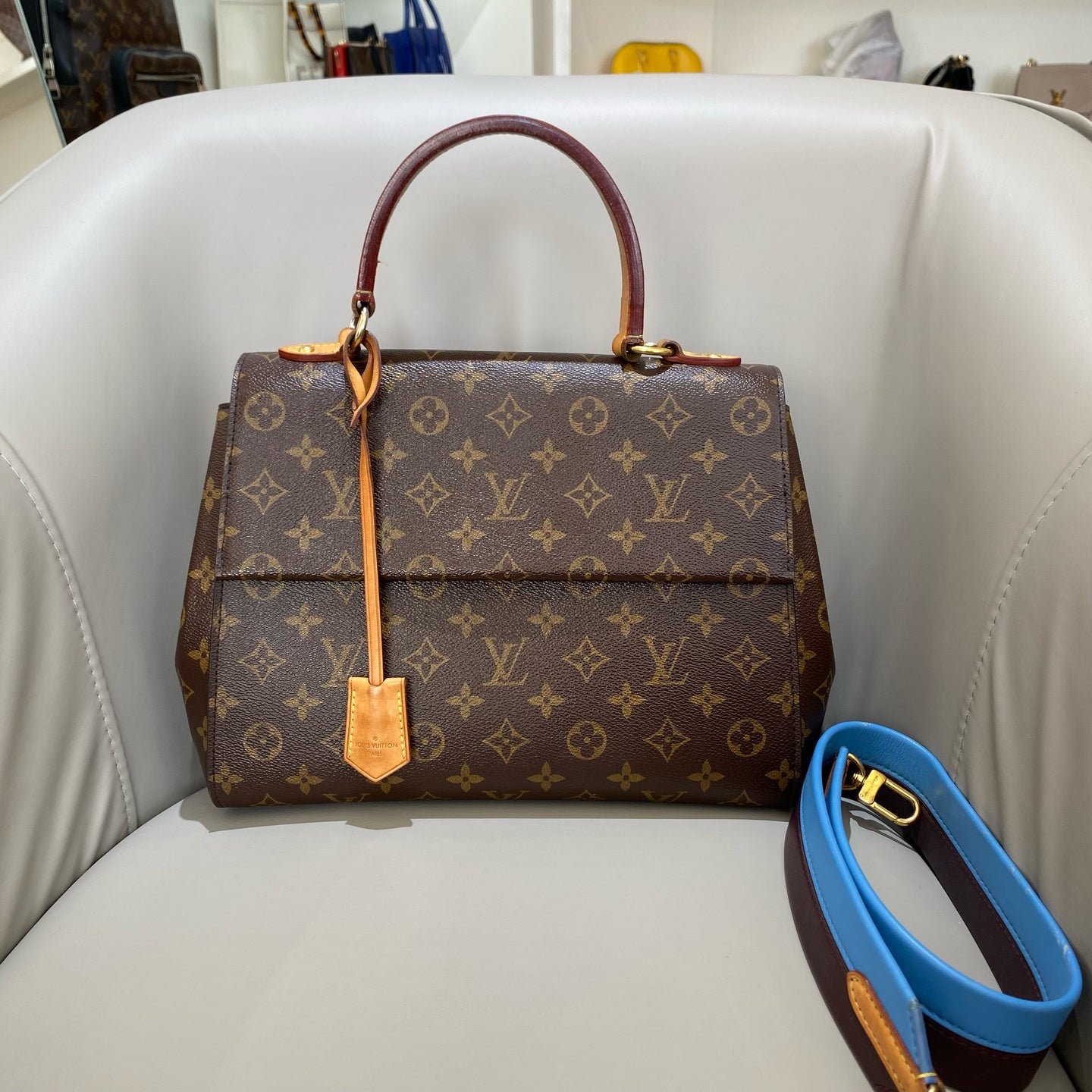 Louis Vuitton - Cluny MM - Monogram coated canvas with Vachetta leather trim - Brown - (Medium)