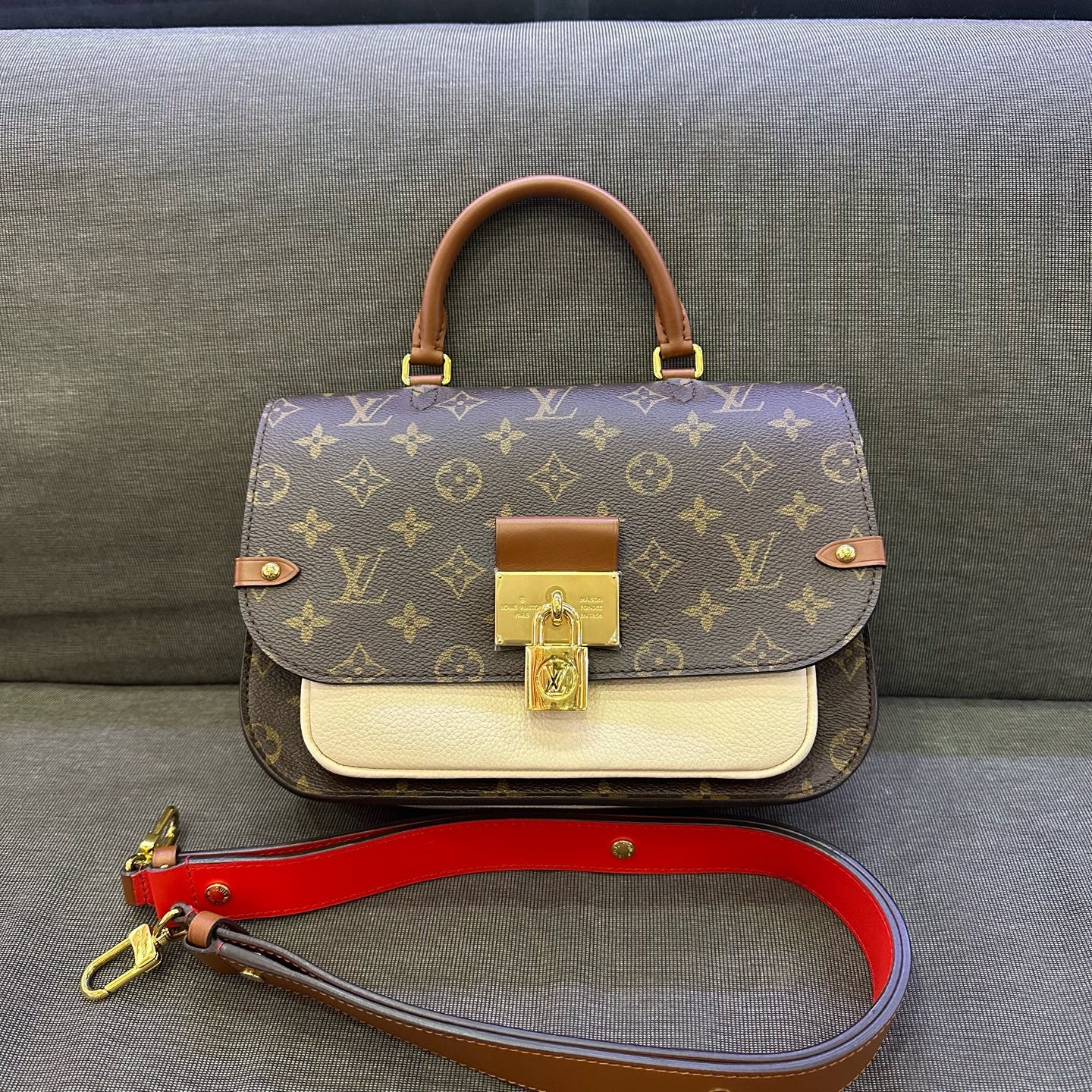 Louis Vuitton - Vaugirard Messenger Bag - Monogram coated canvas and grained leather - Brown, Beige, and Red - (Medium)