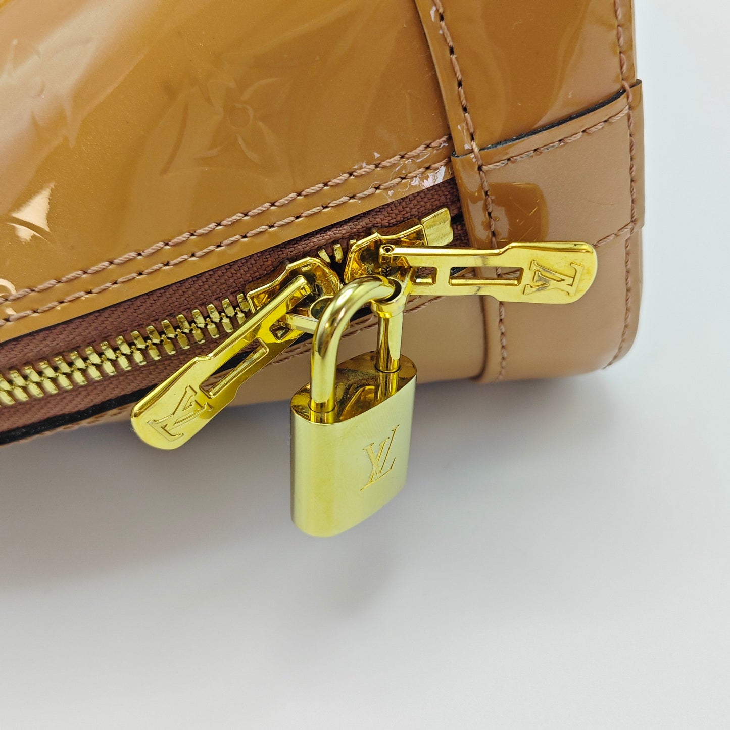 Louis Vuitton - Alma BB - Patent leather - Soft pink (Lotus Root Pink) with Gold-Tone Hardware - (mini)