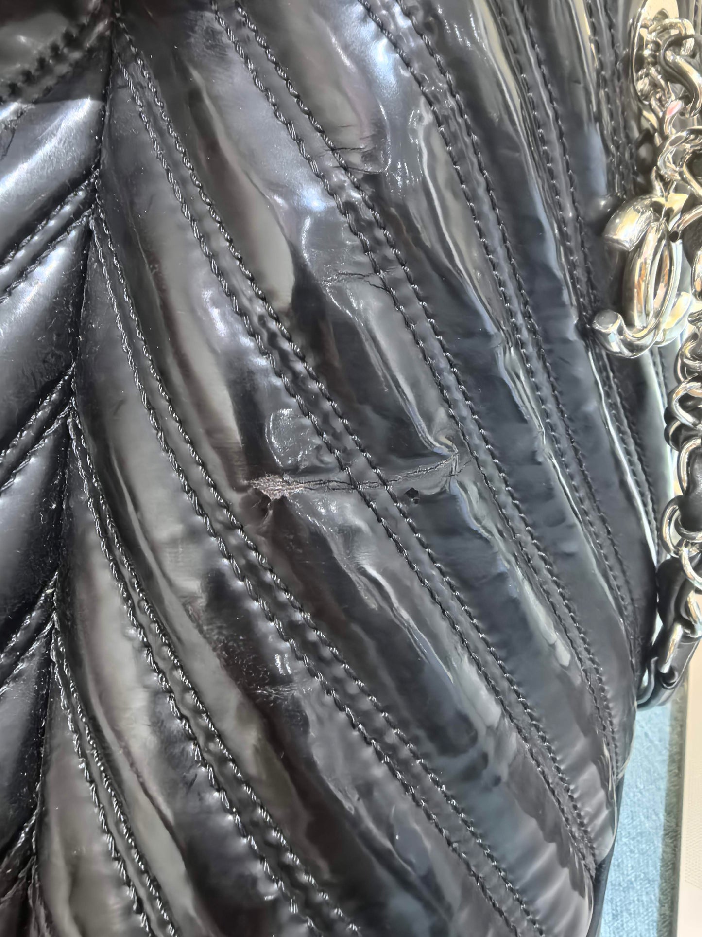 Chanel - Chevron Quilted Patent & Leather Tote Bag - Patent leather and Leather - Black with Silver-Tone Hardware - (medium)