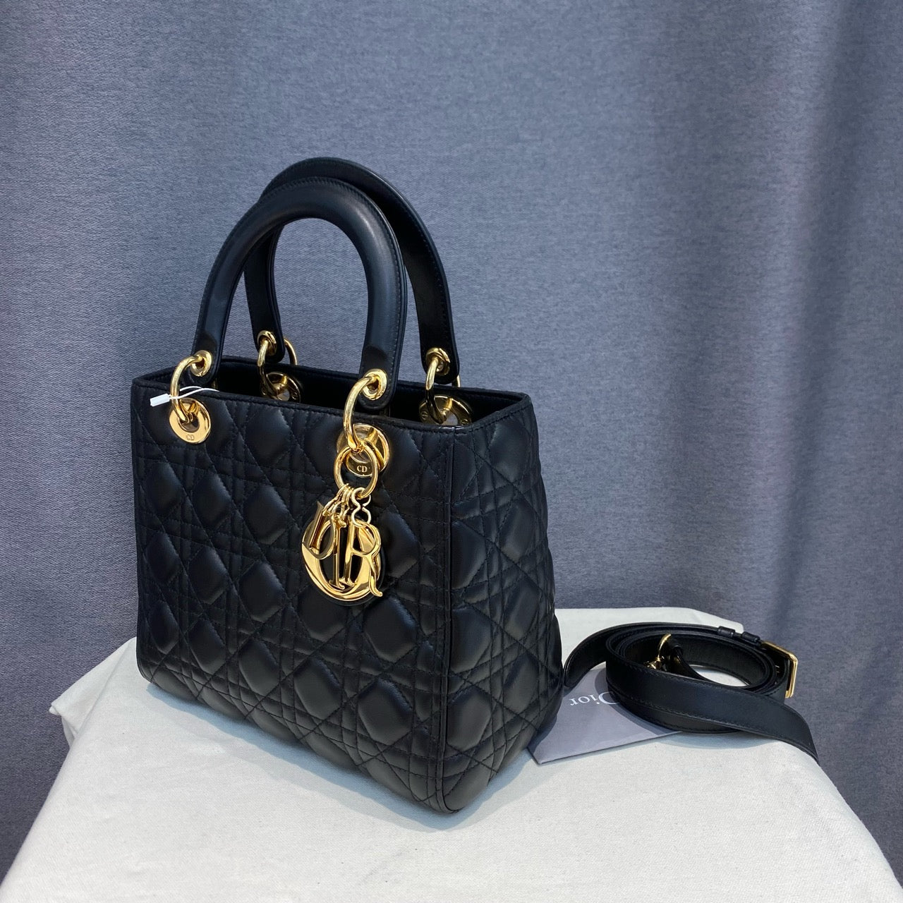 Dior - Lady Dior Medium - Lambskin leather - Black with Gold-tone hardware - (Medium)