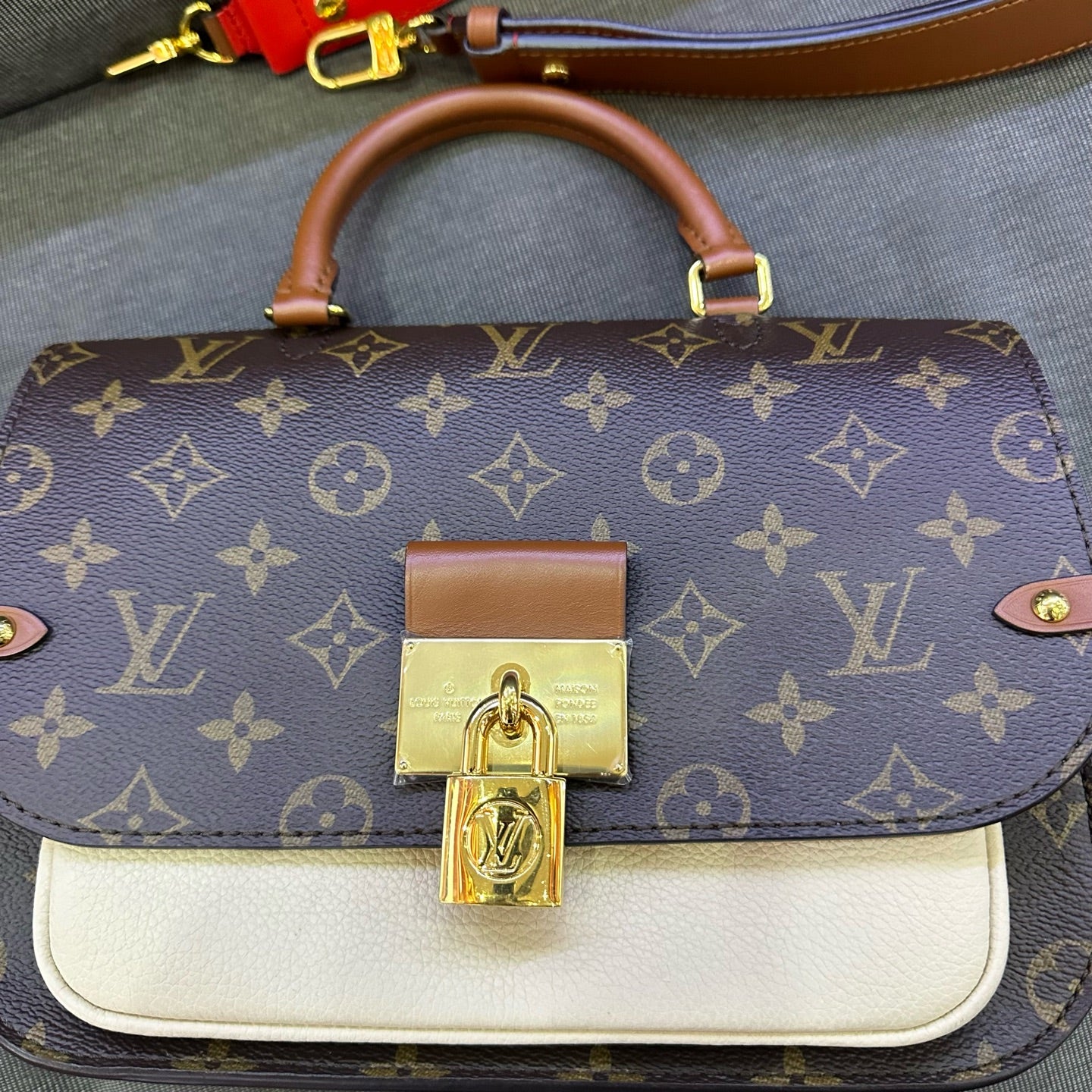 Louis Vuitton - Vaugirard Messenger Bag - Monogram coated canvas and grained leather - Brown, Beige, and Red - (Medium)