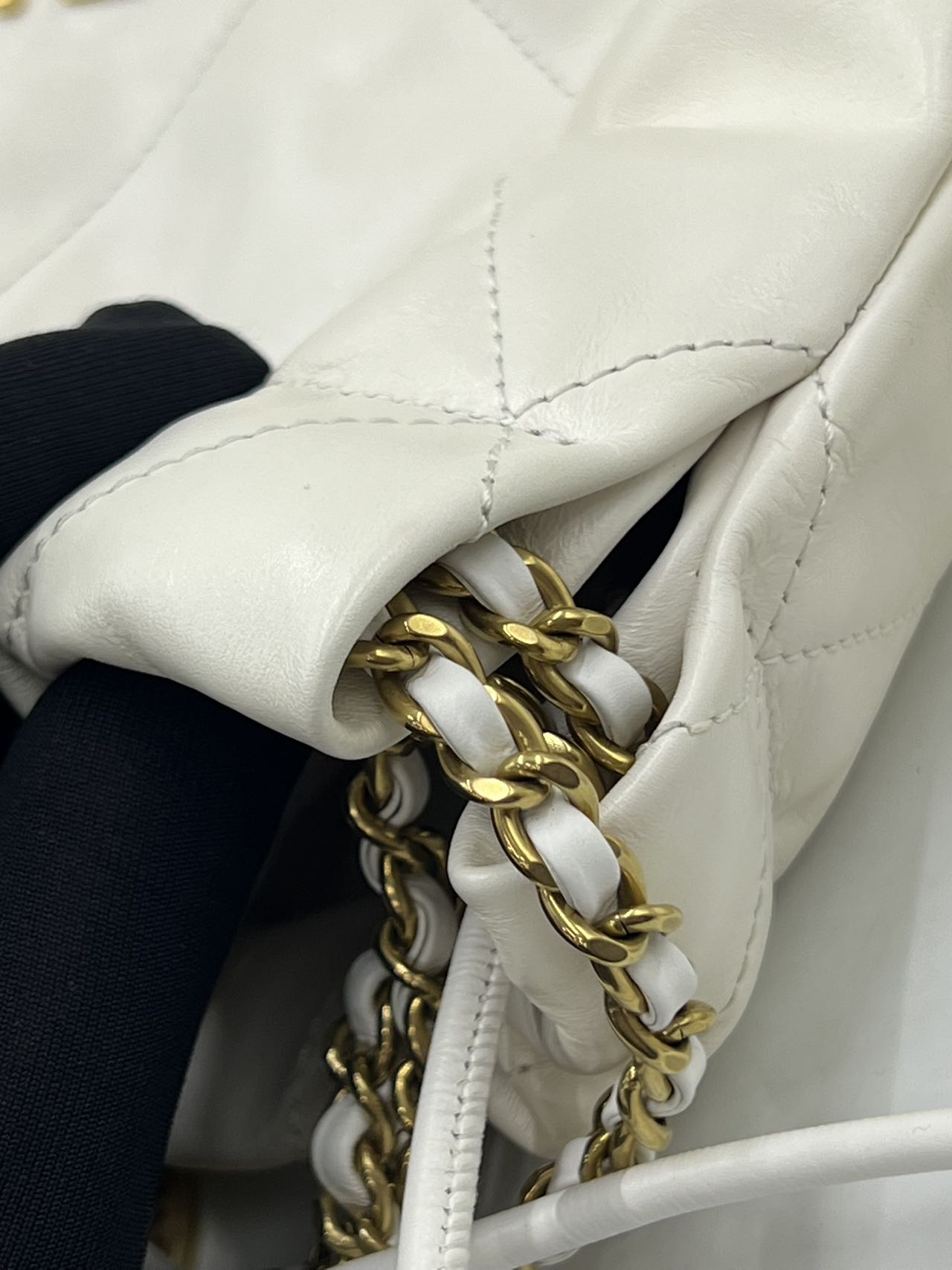 Chanel - 22 Bag Mini - Calfskin leather - White with Gold-Tone Hardware - (Mini)