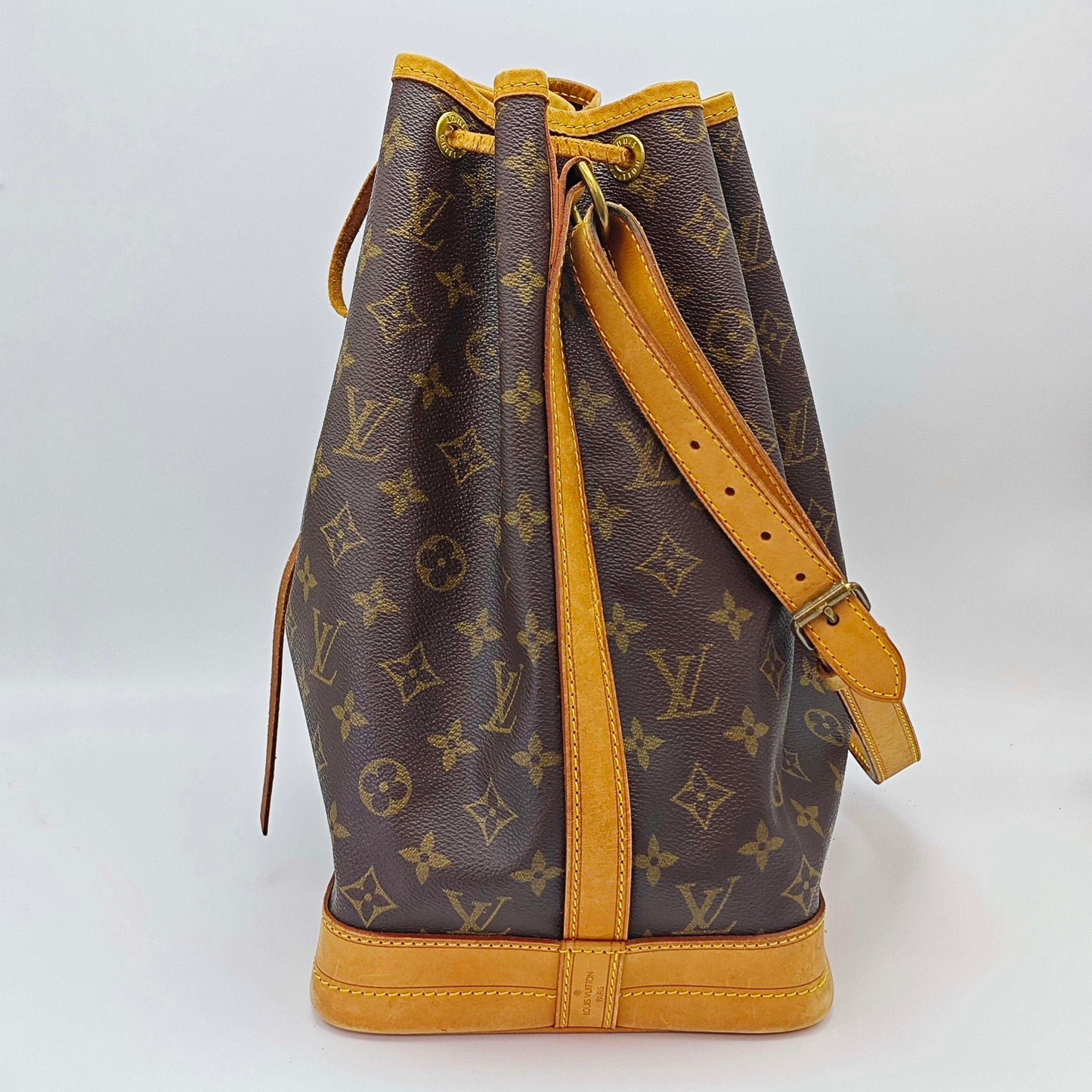 Louis Vuitton - Petit Noé - Monogram coated canvas with Vachetta leather trim - Brown - (medium)