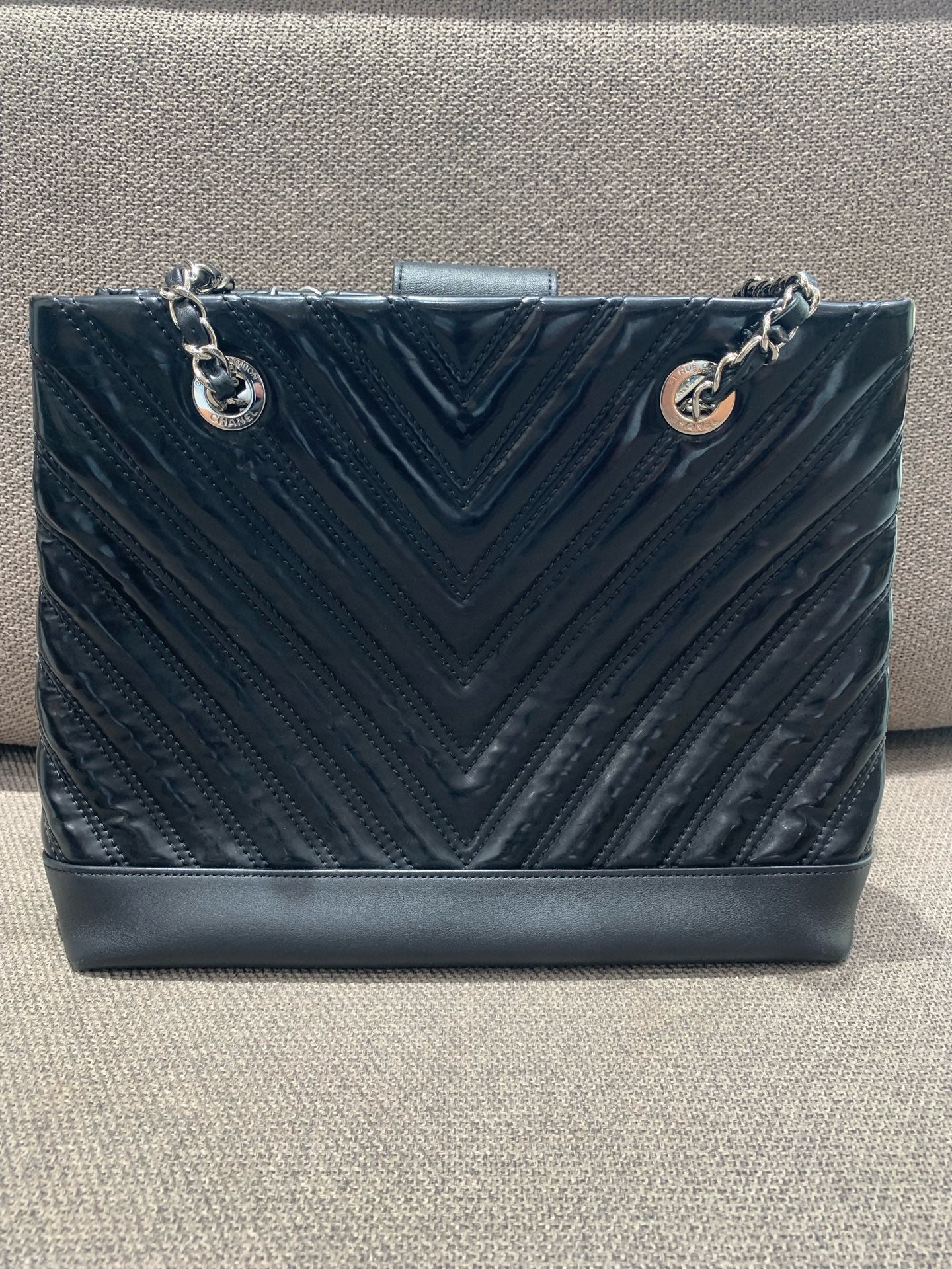 Chanel - Chevron Quilted Patent & Leather Tote Bag - Patent leather and Leather - Black with Silver-Tone Hardware - (medium)