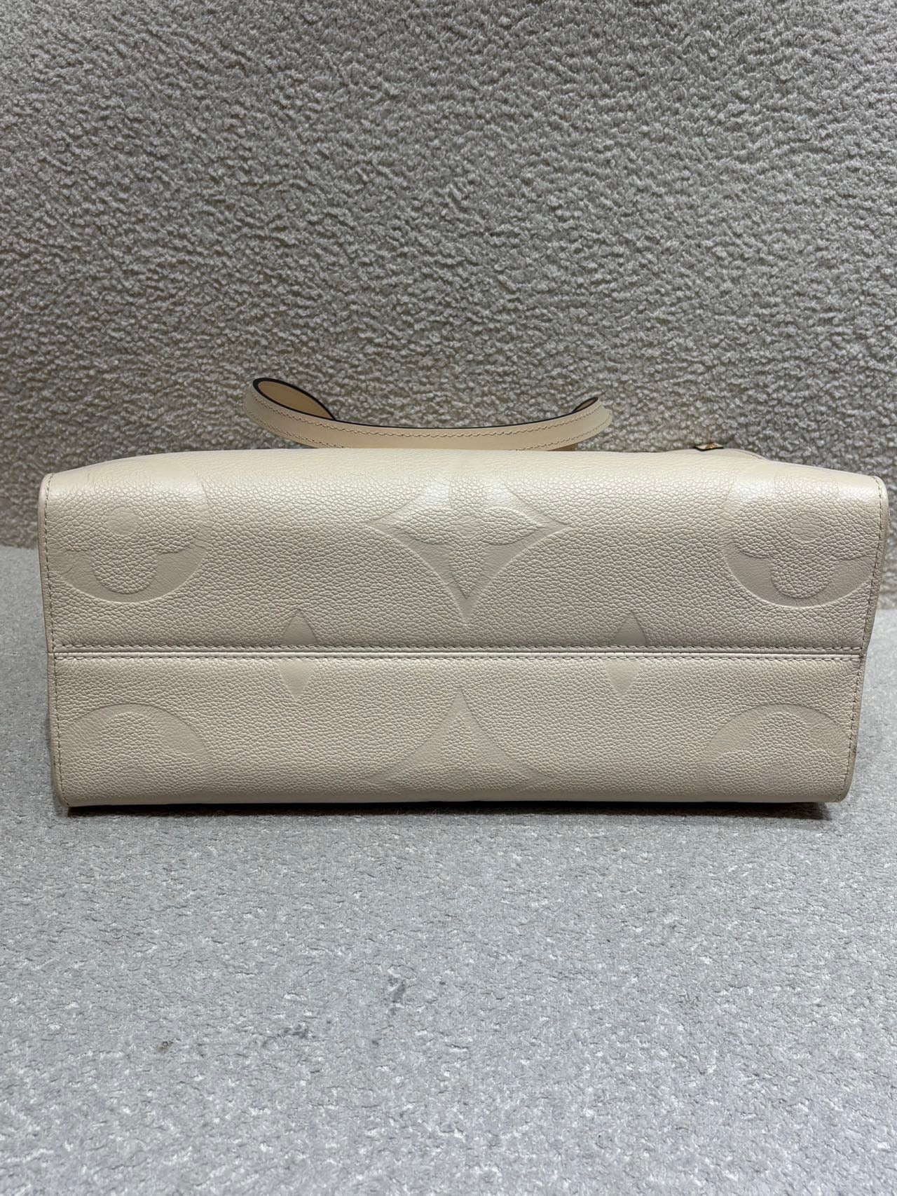 Louis Vuitton - Onthego MM - Embossed cowhide leather - Cream white - (medium)