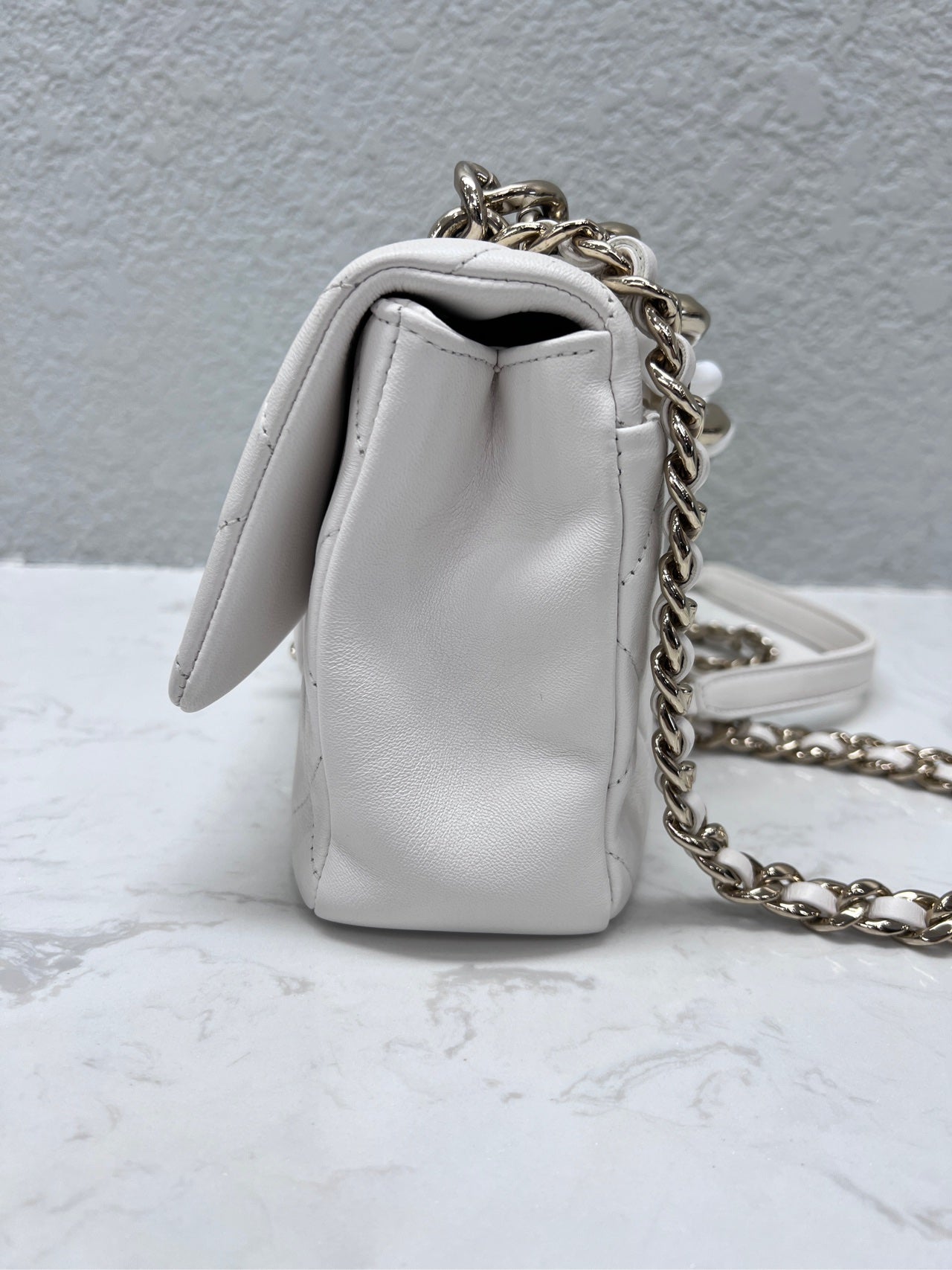 Chanel - Classic Flap with Resin Chain - Lambskin leather - White - (medium)