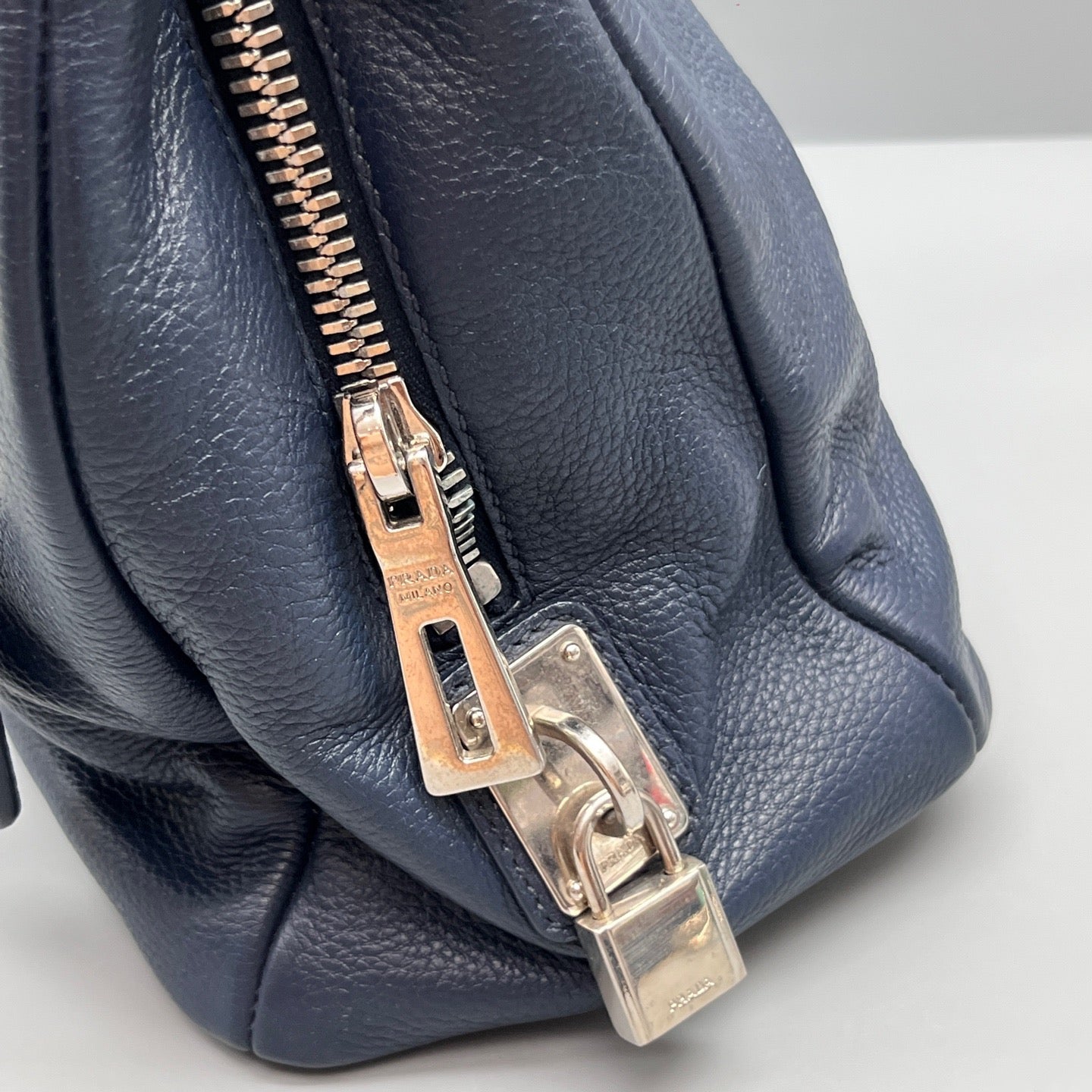 Prada - Commuter Tote Bag - Pebbled leather - Navy - (medium)