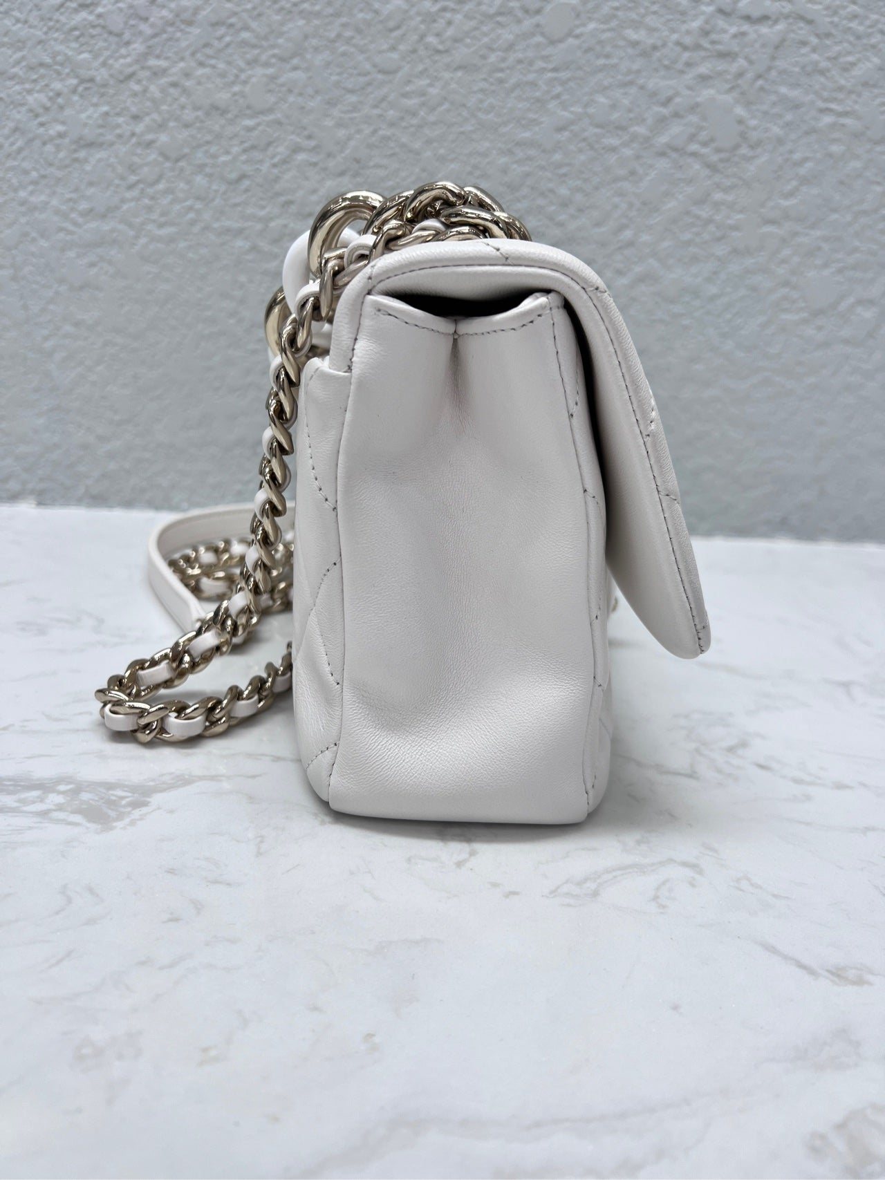 Chanel - Classic Flap with Resin Chain - Lambskin leather - White - (medium)