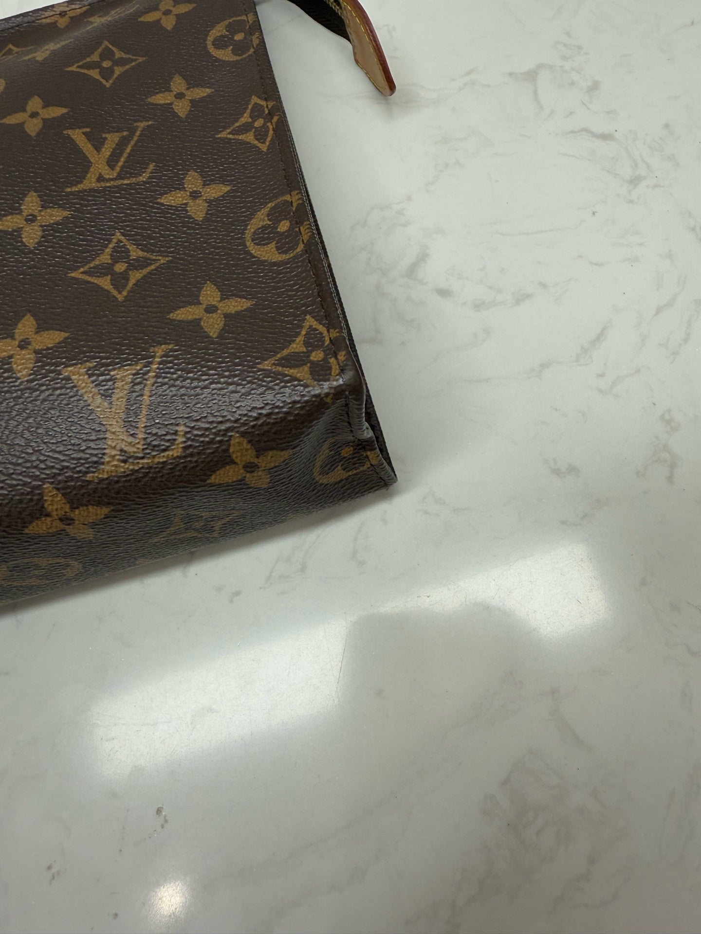 Louis Vuitton - Toiletry Pouch 26 - Monogram coated canvas with vachetta leather trim - Brown - (medium)