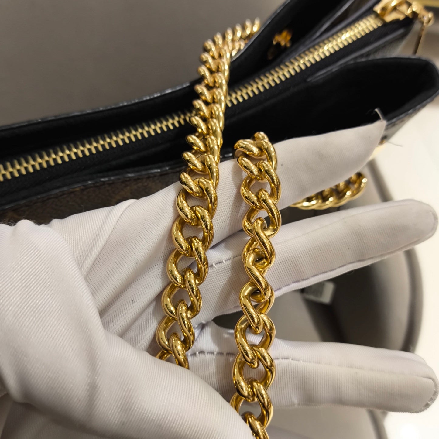 Louis Vuitton - Surene Medium - Monogram coated canvas with grained leather trim - Brown and Black with Gold-tone hardware - (Medium)
