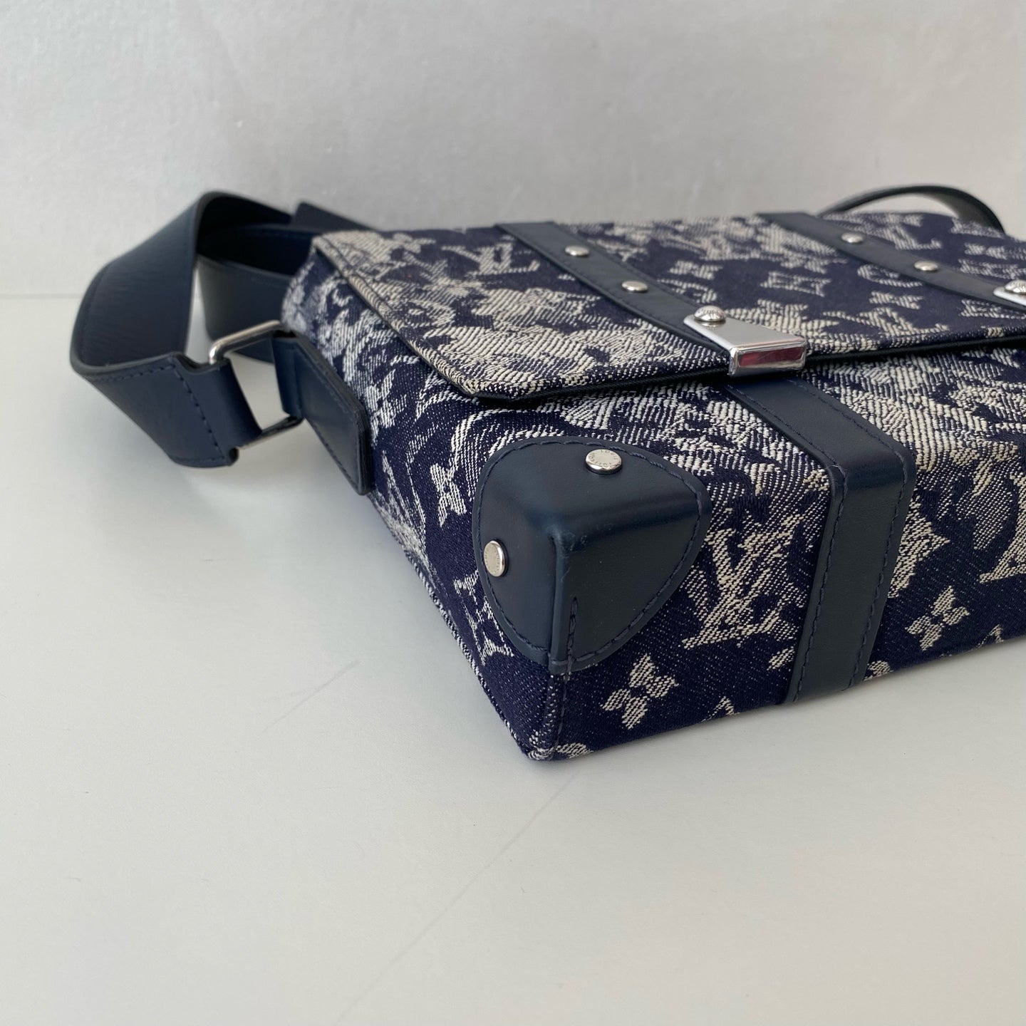 Louis Vuitton - Trunk Tapestry Messenger - Denim - Jeans with leather trim - Navy - (medium)