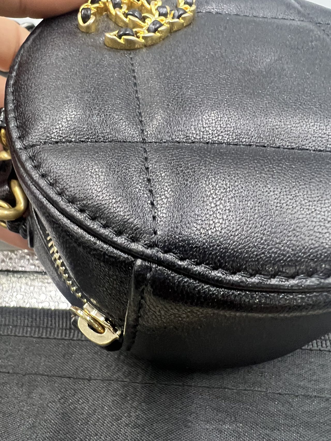 Chanel - Round Vanity Case with Chain - Grained calfskin leather - Black with Gold-Tone and Silver-Tone Hardware - (Mini)
