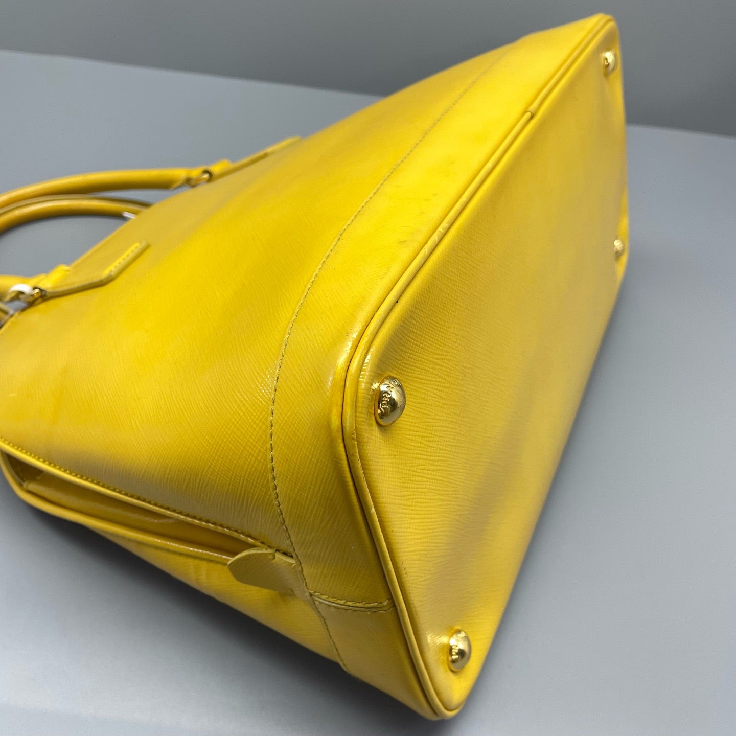 Prada - Saffiano Lux Dome Tote - Saffiano leather - Yellow - (medium)