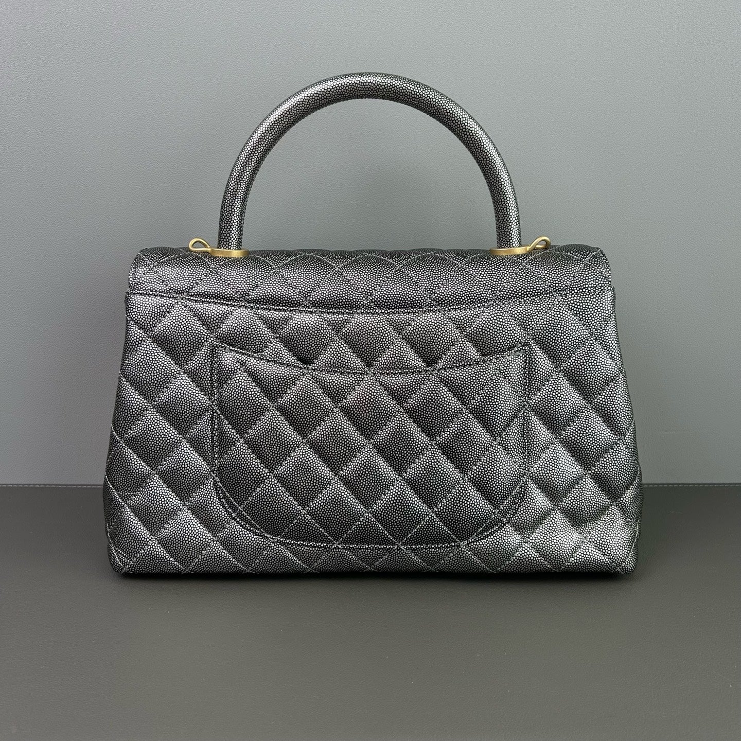 Chanel - Coco Handle Flap Bag - Grained metallic calfskin leather - Silver - (Medium)