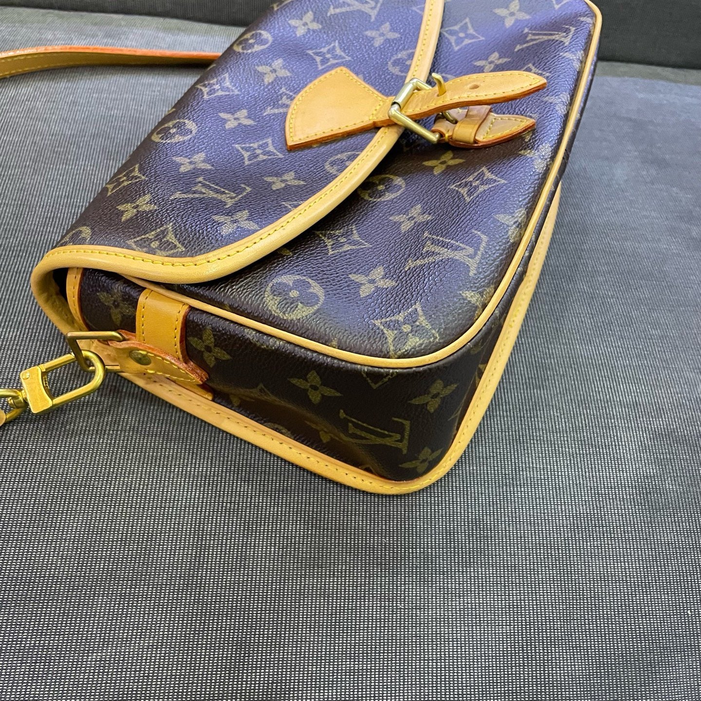 Louis Vuitton - Vintage Flap Shoulder Bag - Monogram coated canvas with vachetta leather trim - Brown - (medium)