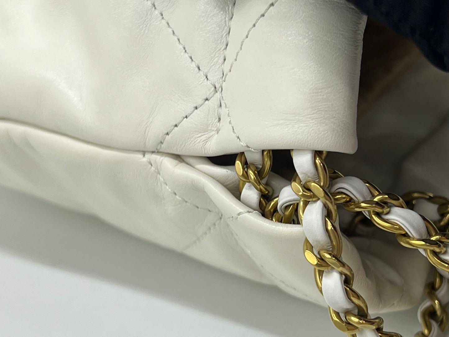 Chanel - 22 Bag Mini - Calfskin leather - White with Gold-Tone Hardware - (Mini)