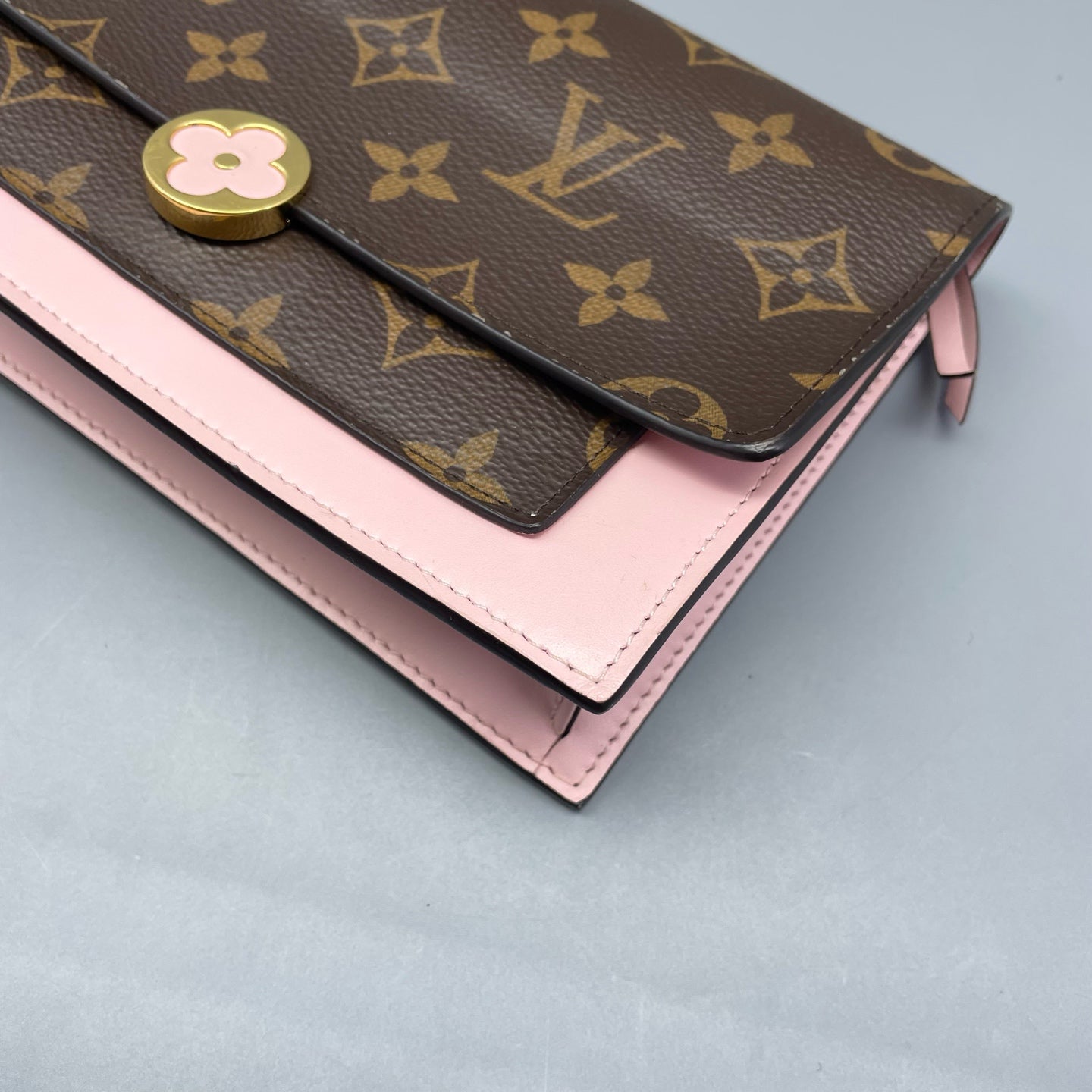 Louis Vuitton - Monogram Flower Lock Pochette - Monogram coated canvas with leather trim - Brown and Pink - (Mini)