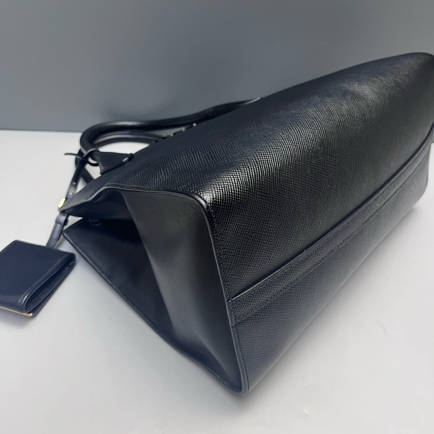 Prada - Monochrome - Saffiano leather - Black - (medium)