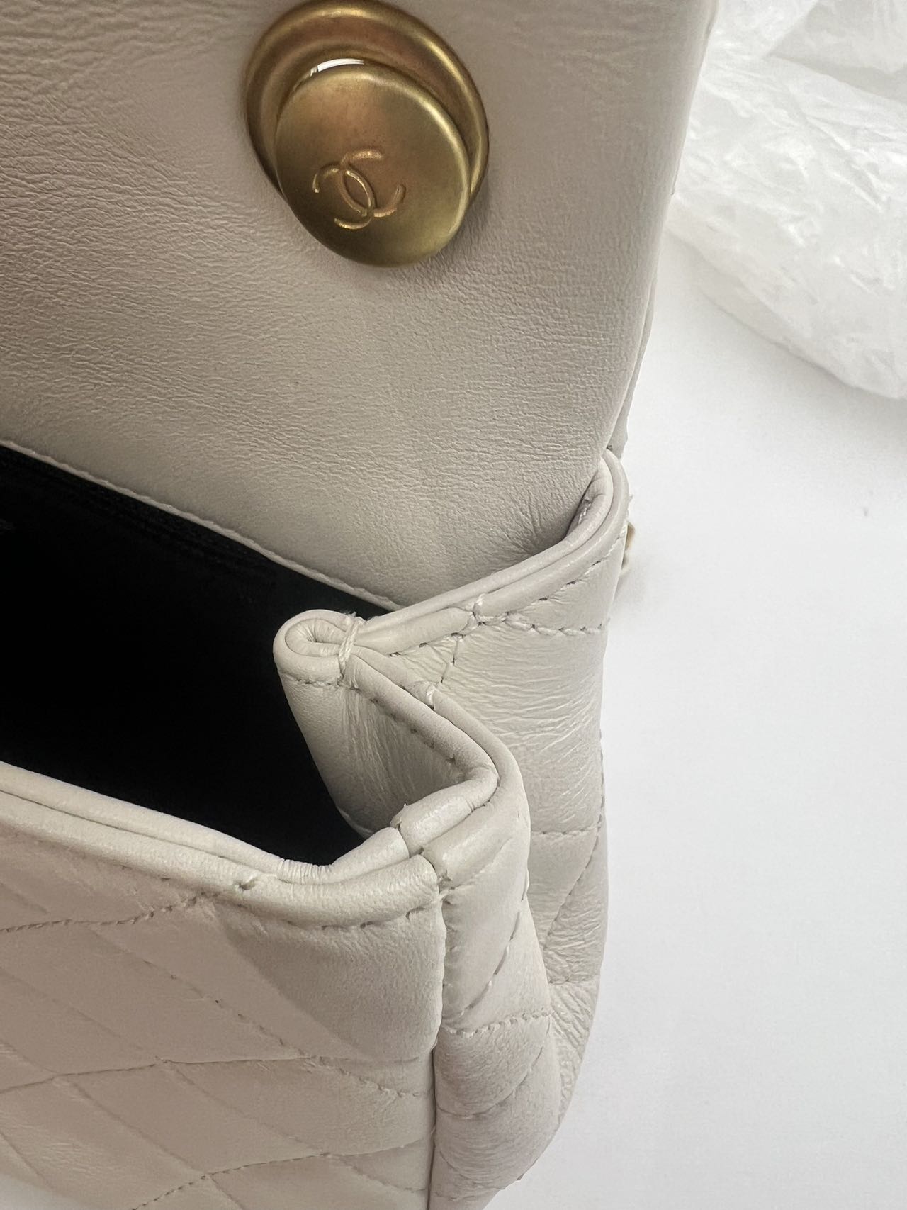 Chanel - Classic Flap Bag with Pearl Embellishments - Lambskin leather - White - (Small)