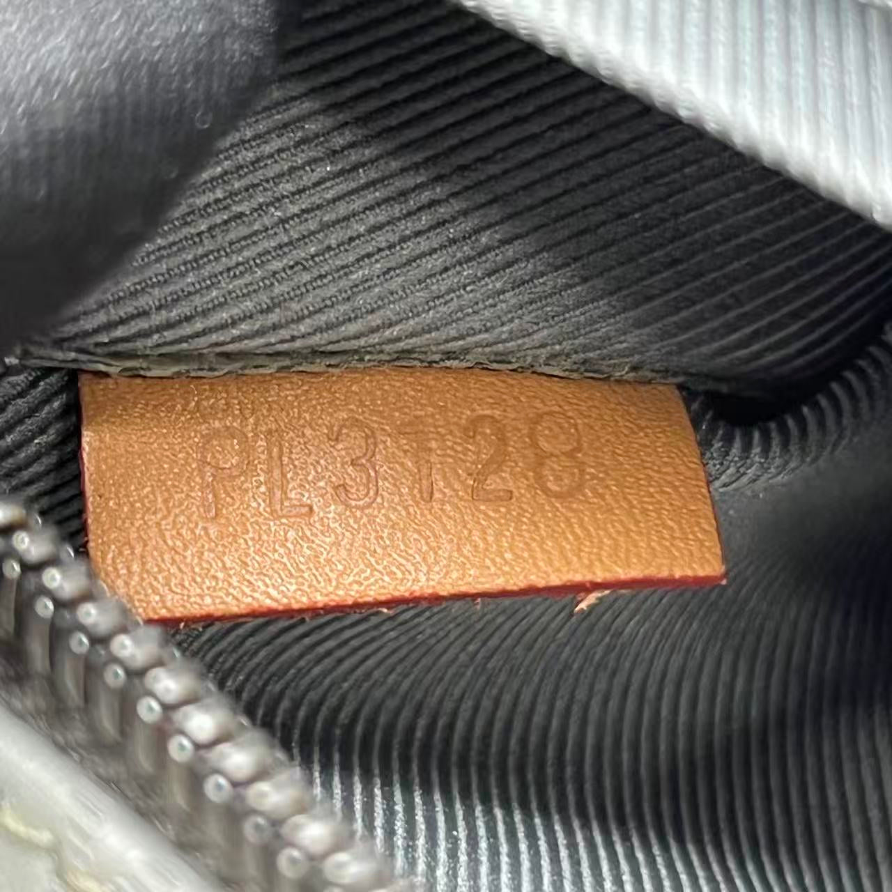 Louis Vuitton - Titanium Monogram Show Style Messenger Bag - Titanium-effect coated canvas and Vachetta leather - Grey with natural leather accents - (medium)