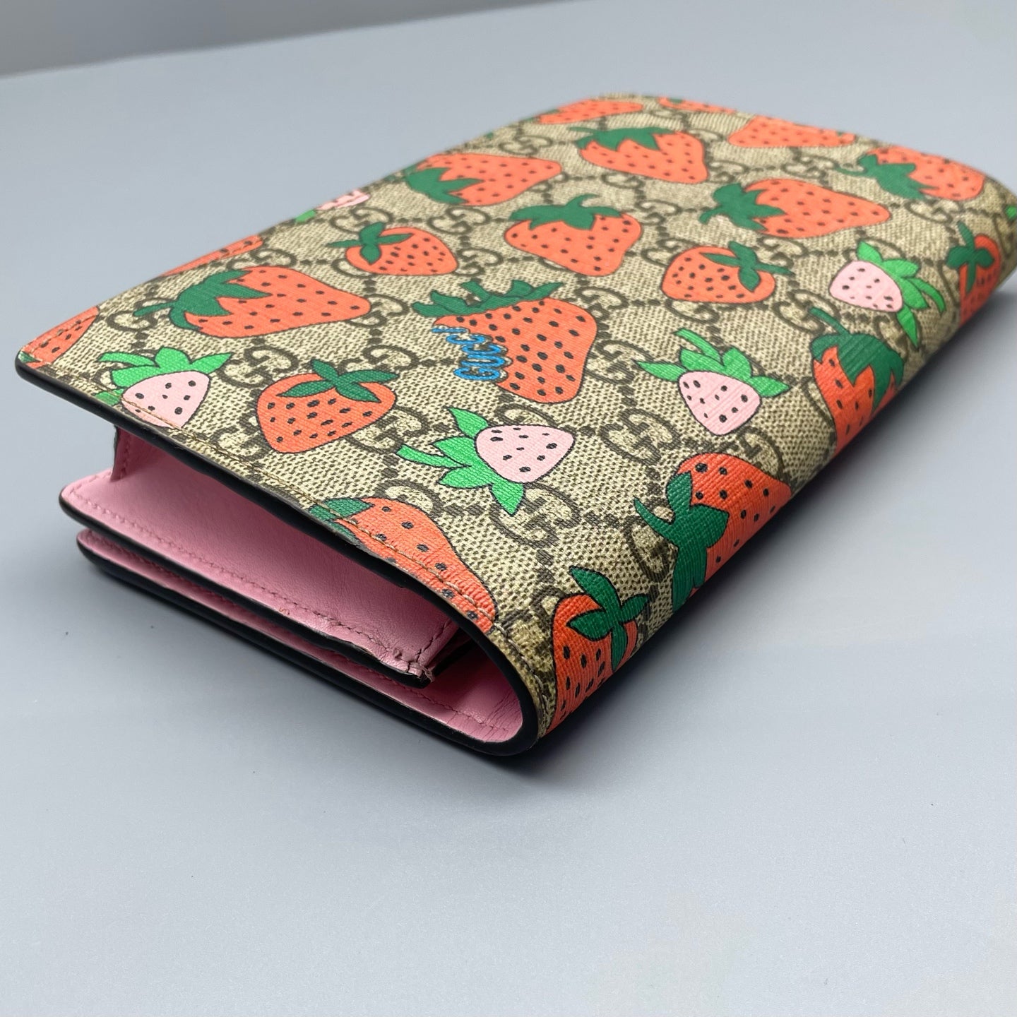 Gucci - Strawberry Print GG Supreme Wallet on Chain - GG Supreme coated canvas with leather trim and interior - Multicolour - (Mini)