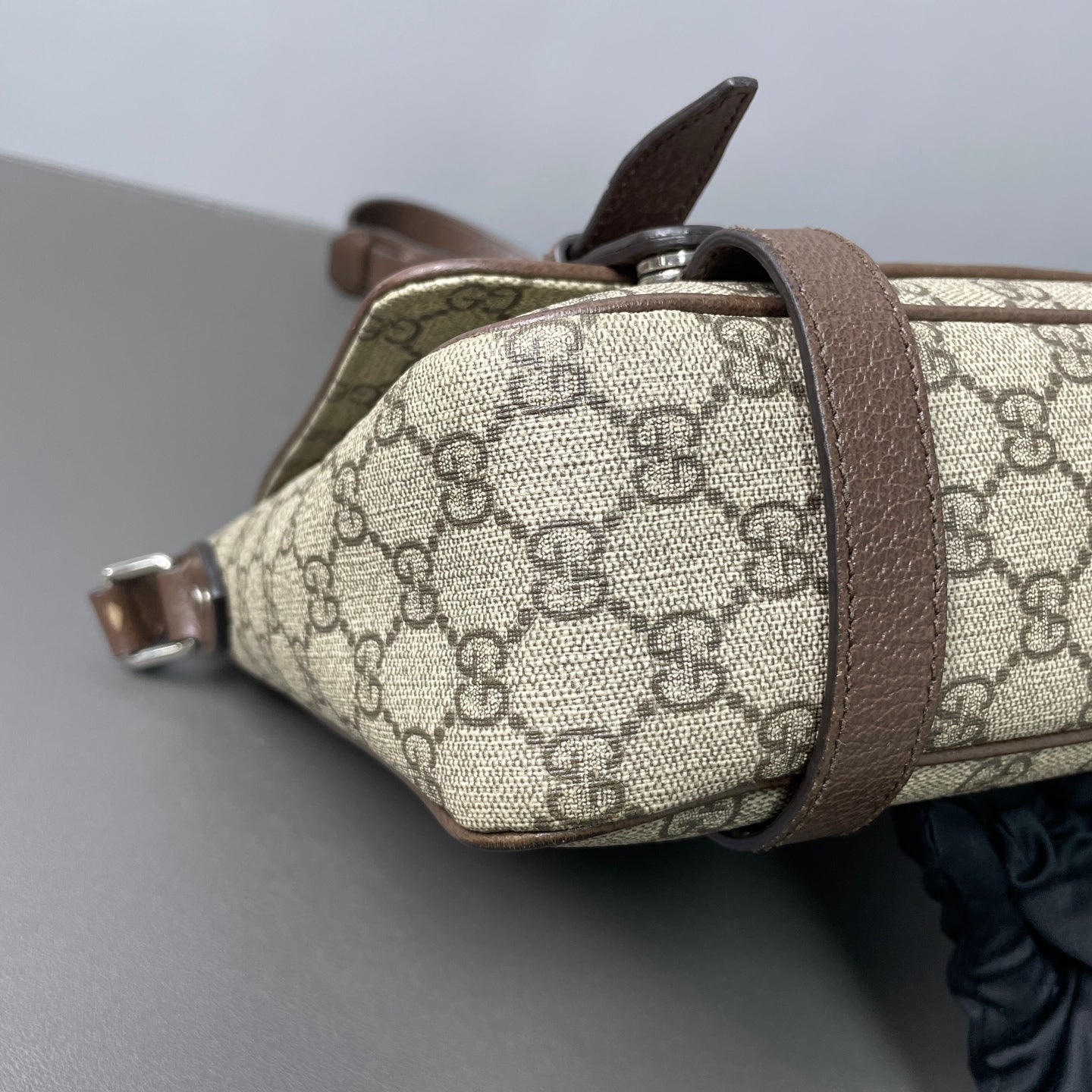 Gucci - GG Supreme Messenger Bag - GG Supreme canvas with leather trim - Ebony and Brown - (Medium)