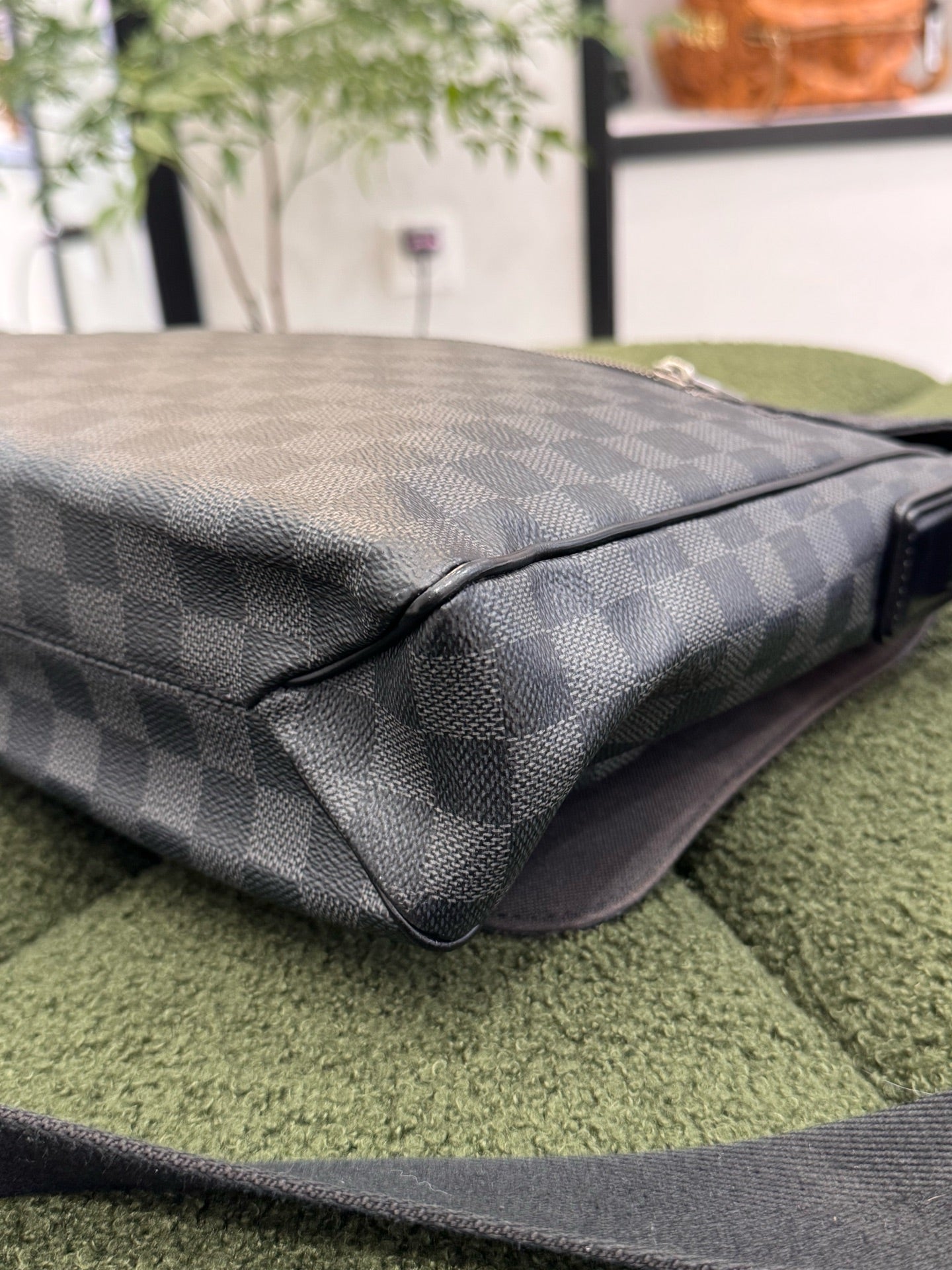 Louis Vuitton - District GM Messenger Bag - Coated Canvas and Leather - Black - (medium)