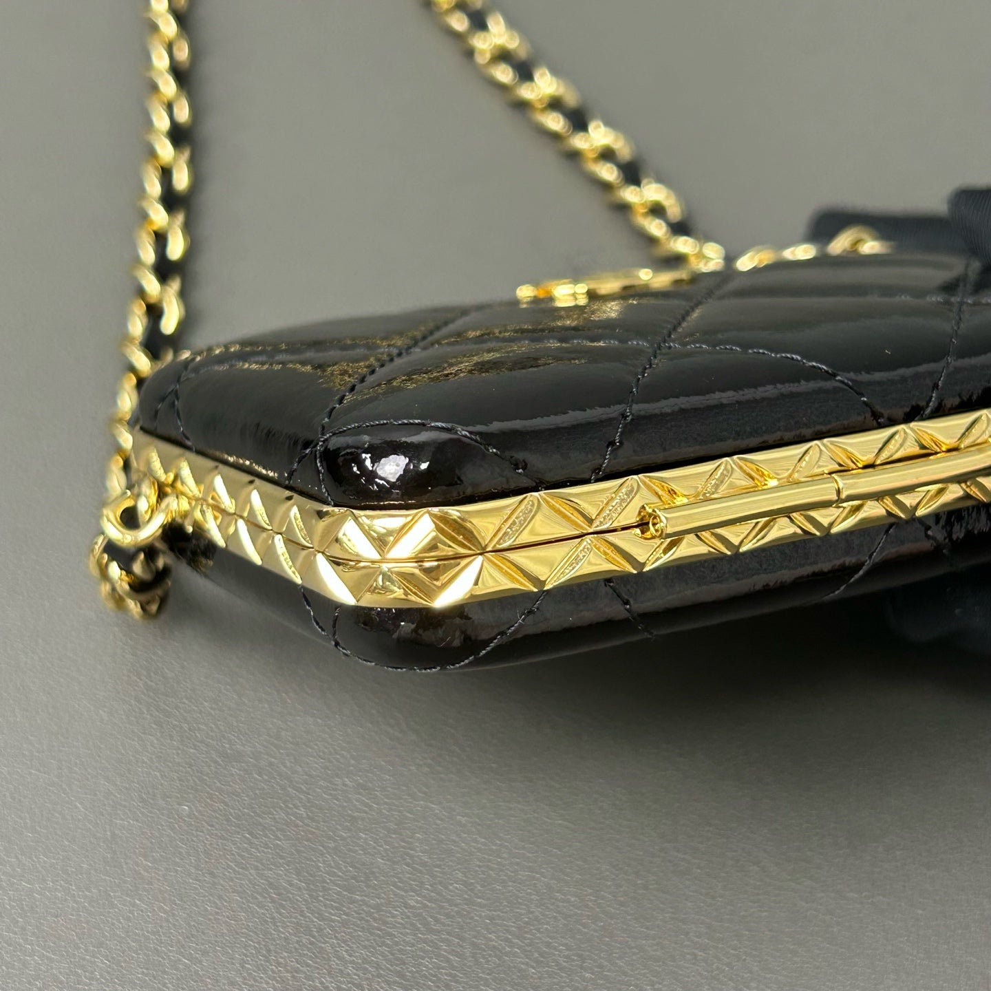 Chanel - Metiers d'Art Clasp Chain Card Holder Mini Bag - Patent leather - Black with gold-tone hardware - (mini)