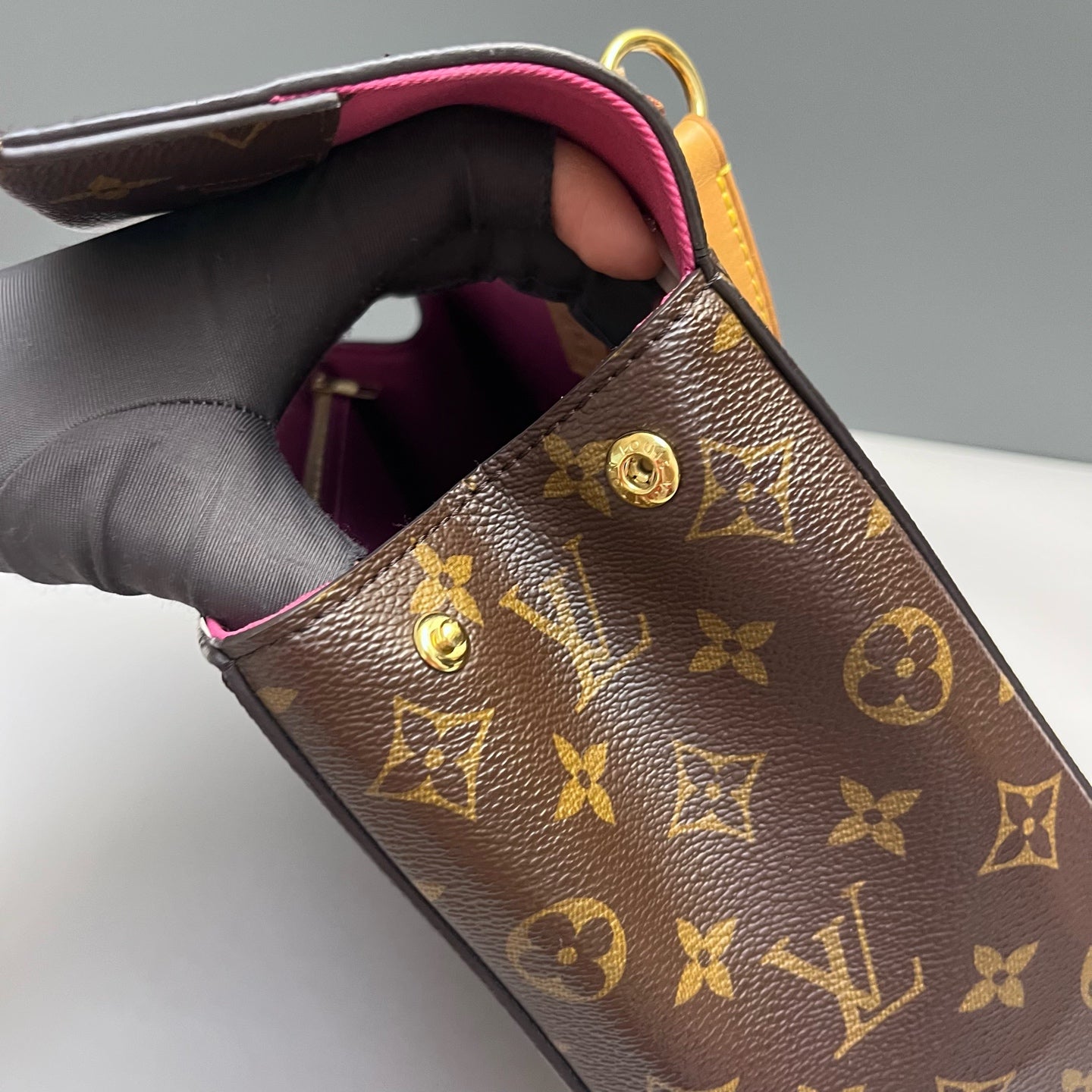 Louis Vuitton - Cluny BB - Monogram coated canvas with natural cowhide leather trim and colored smooth leather accents - Brown with fuchsia accents - (Medium)