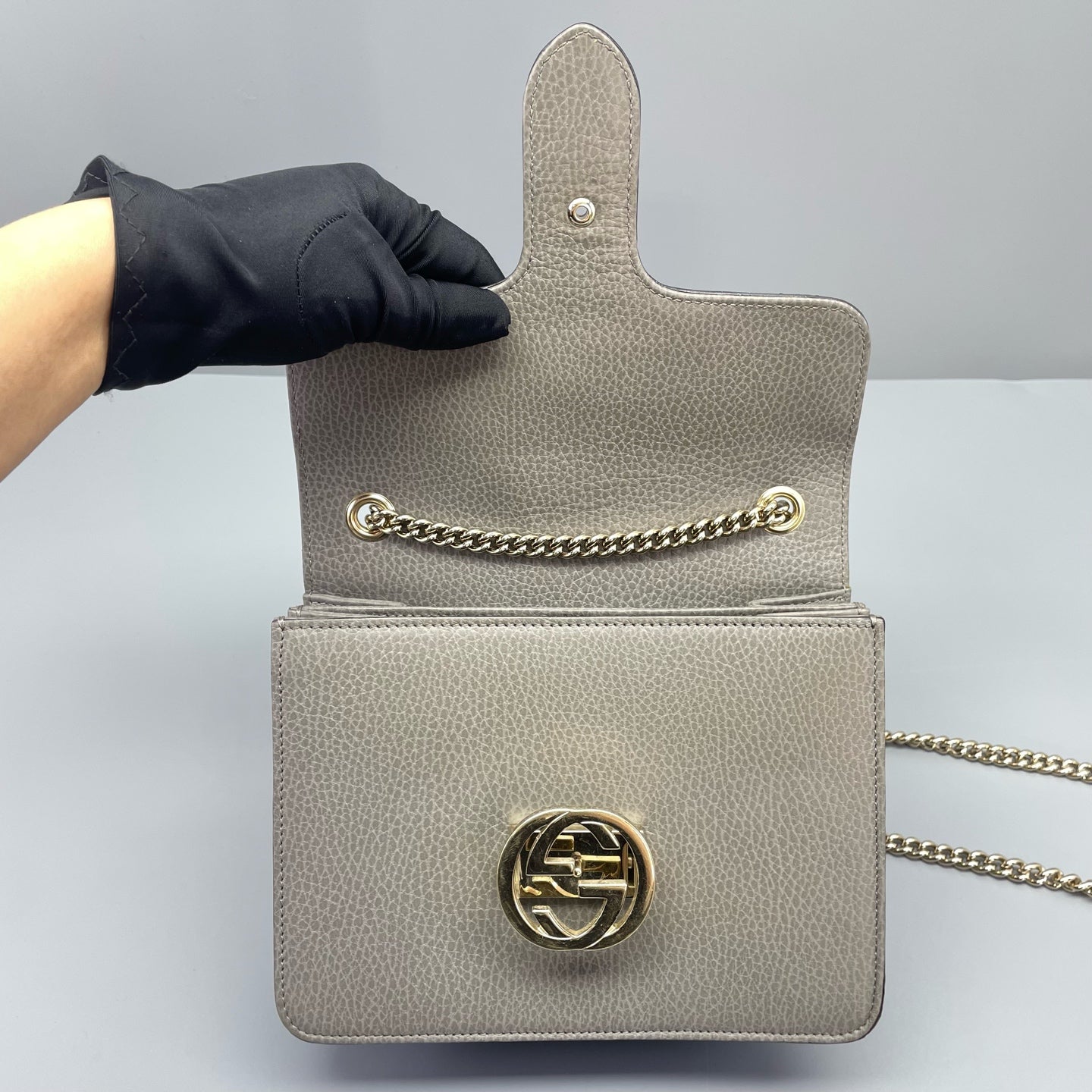 Gucci - Interlocking G Accordion Shoulder Bag - Grained leather - Grey with Gold-Tone Hardware - (small)