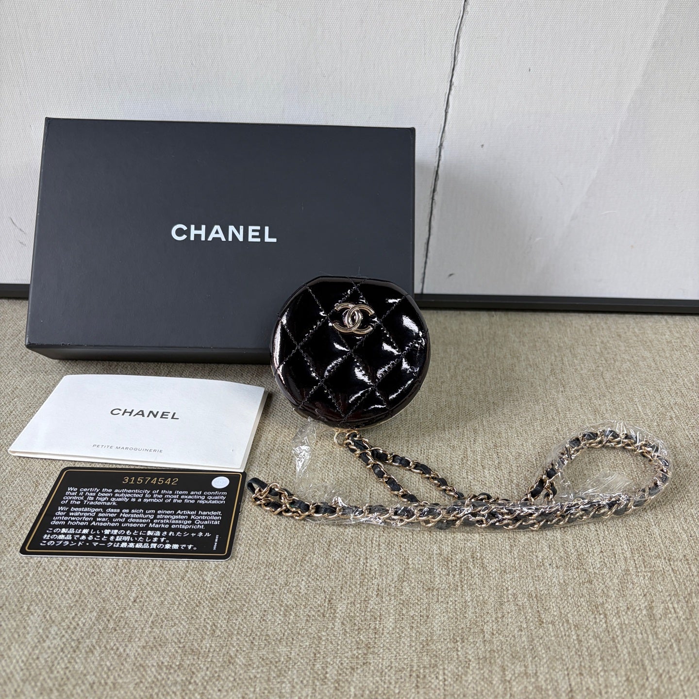 Chanel - Quilted Mirror Compact with Chain - Patent leather - Black - (Mini)