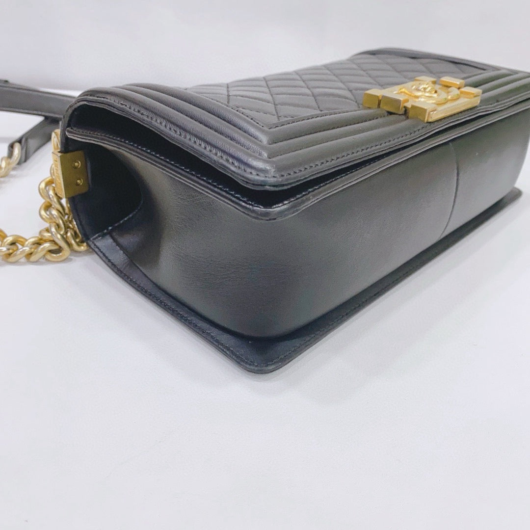 Chanel - Le Boy Medium Flap Bag - Lambskin leather - Black with Gold-Tone Hardware - (Medium)