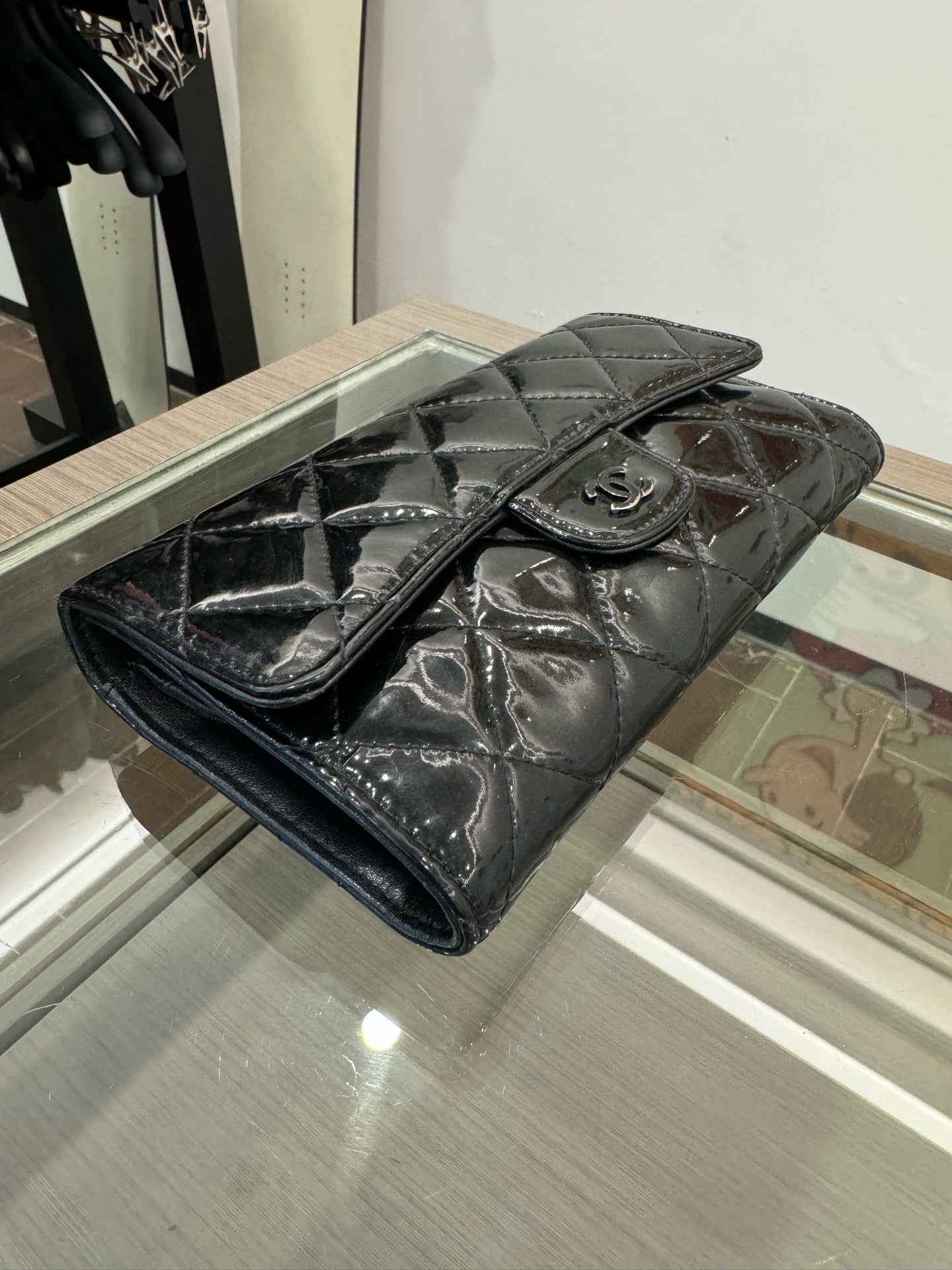 Chanel - Classic Flap Long Wallet - Patent leather - Black - (Medium)