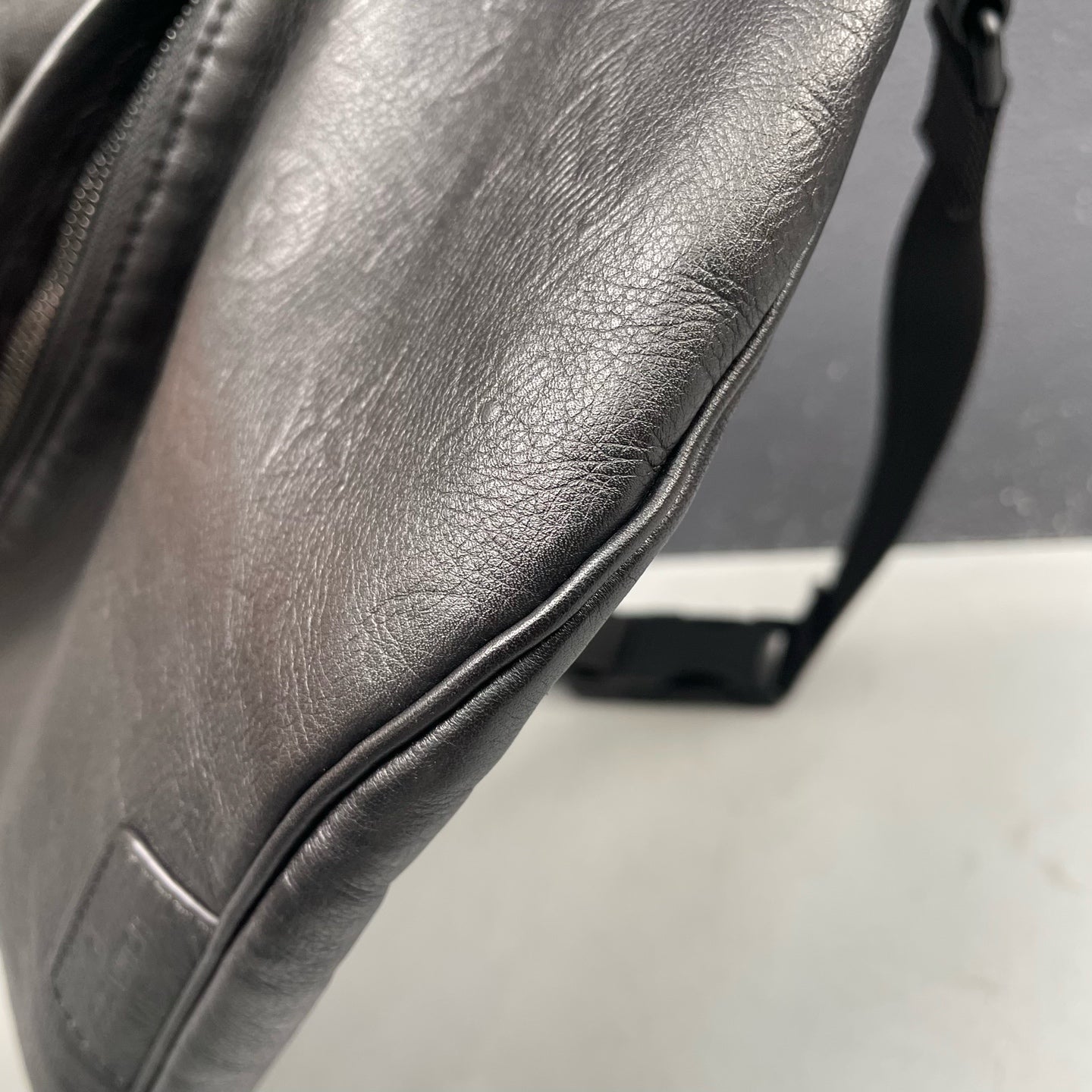 Louis Vuitton - Discovery Bumbag - Leather - Black - (medium)