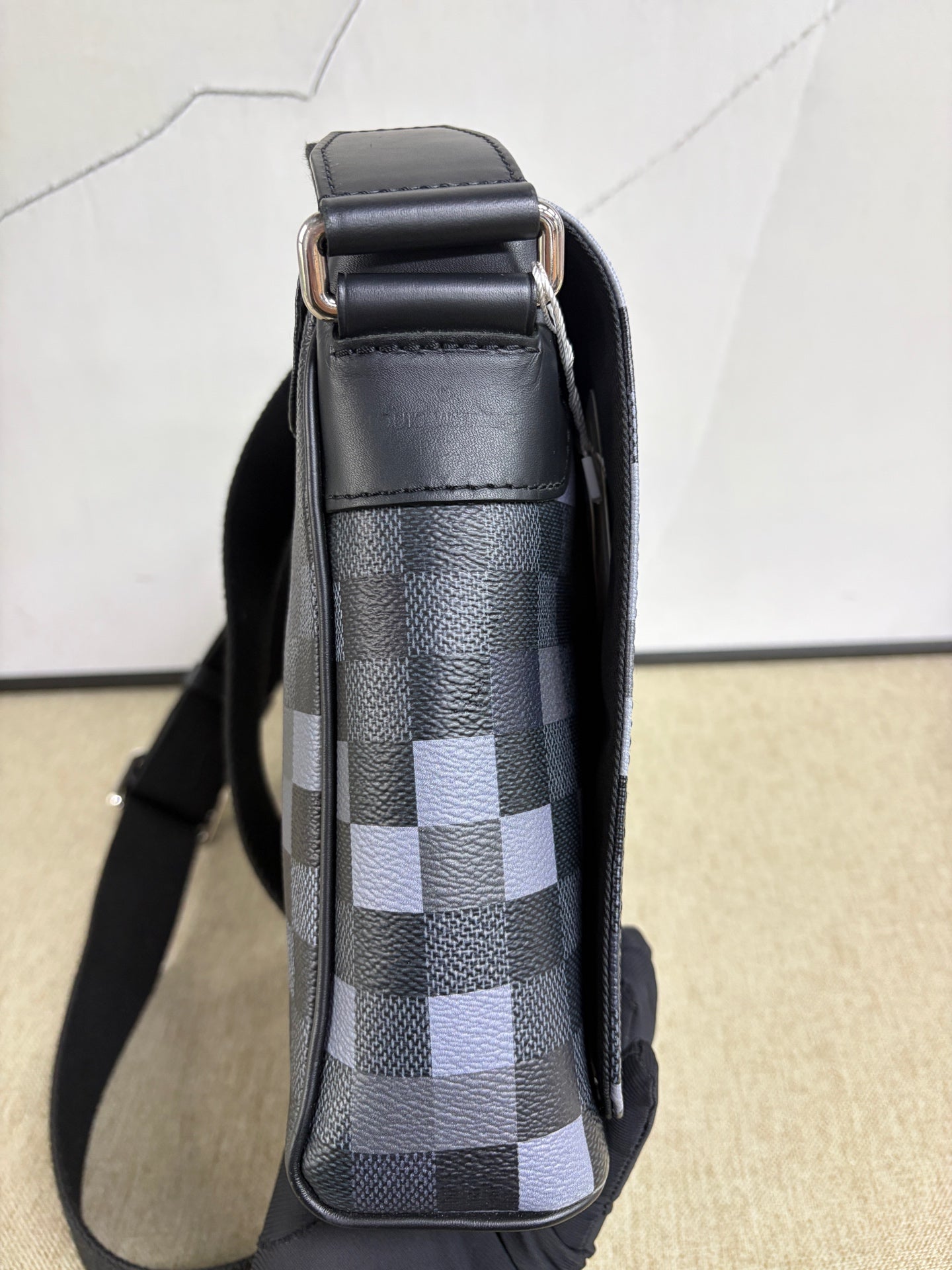 Louis Vuitton - District Messenger PM - Synthetic coated canvas with leather trim - Grey - (Medium)